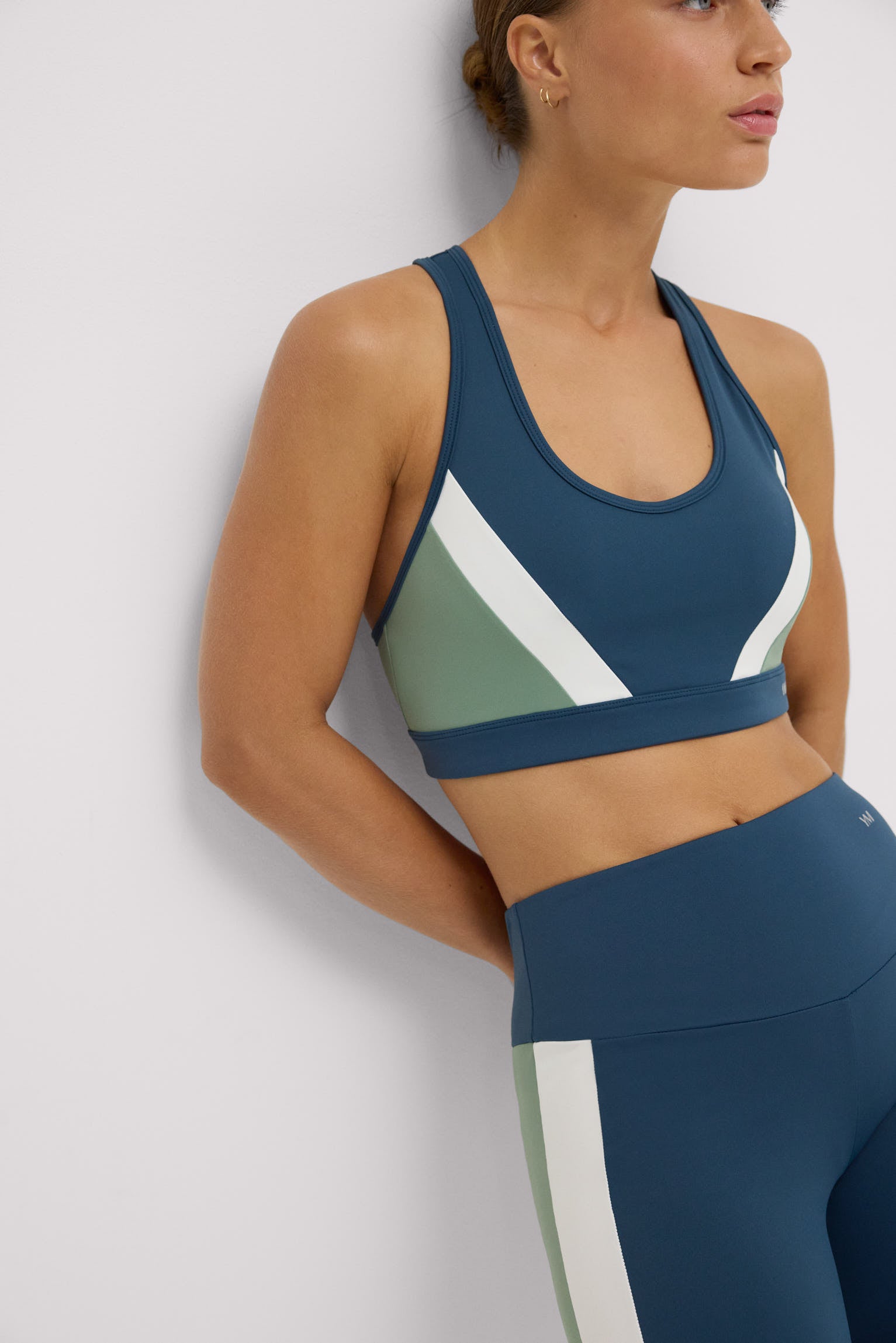 Sutiã esportivo com blocos de cor azul e bojo removível