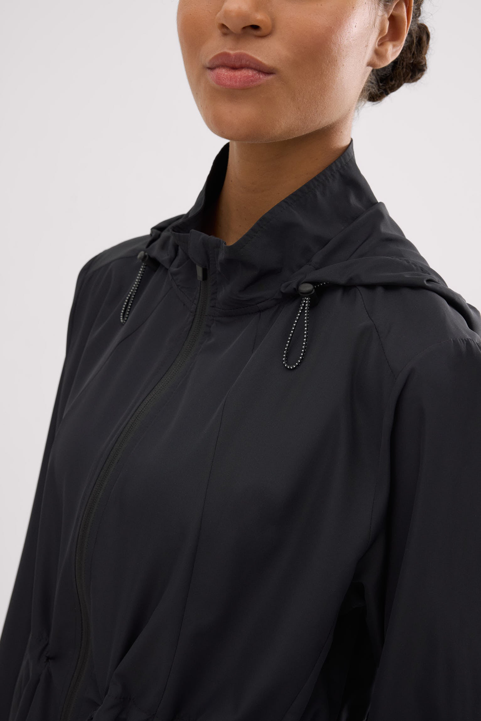 Chaqueta deportiva cortavientos con capucha y bolsillos negra - Ysabel Mora