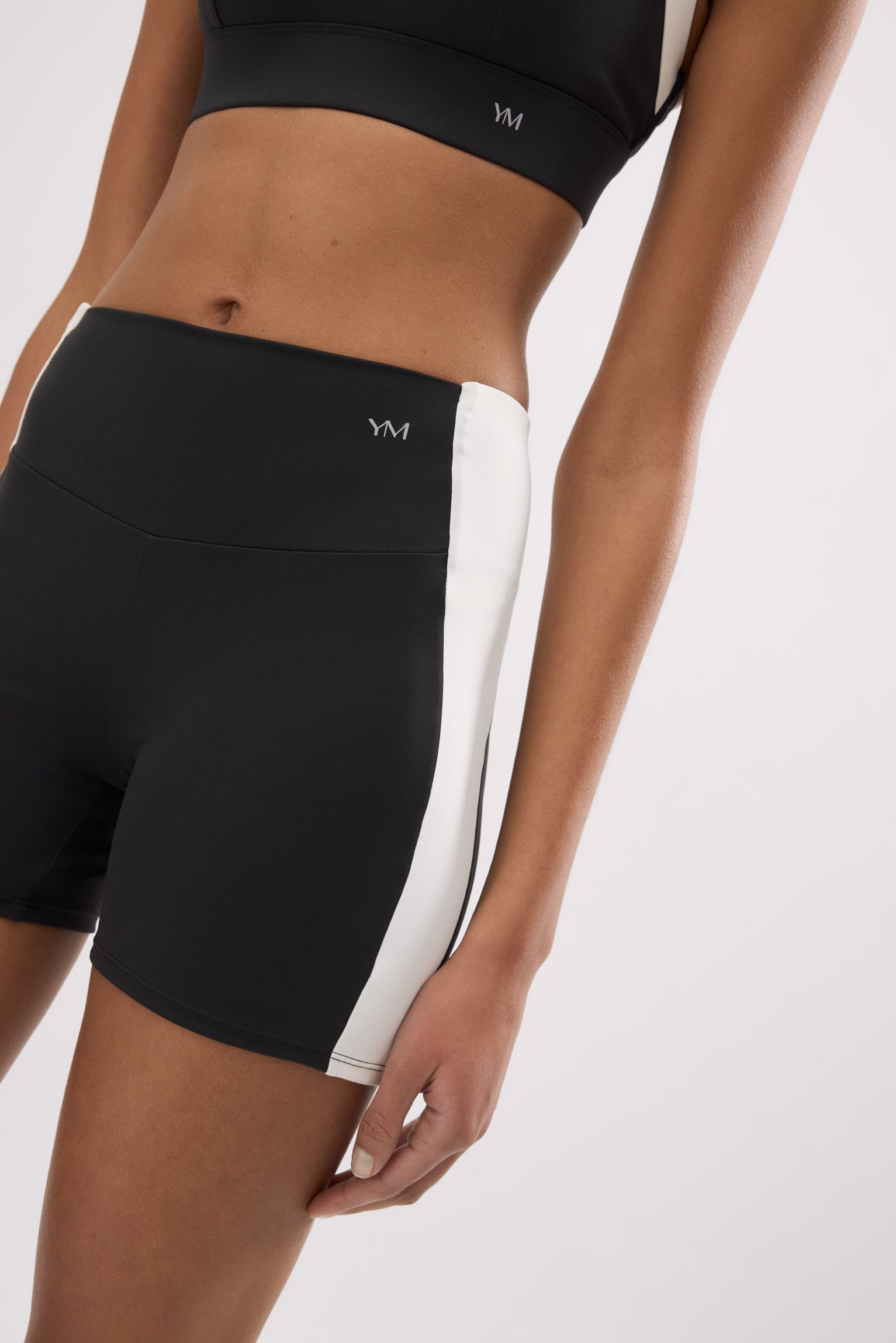 Leggings deportivos cortos efecto push-up negros con franja en contraste - Ysabel Mora
