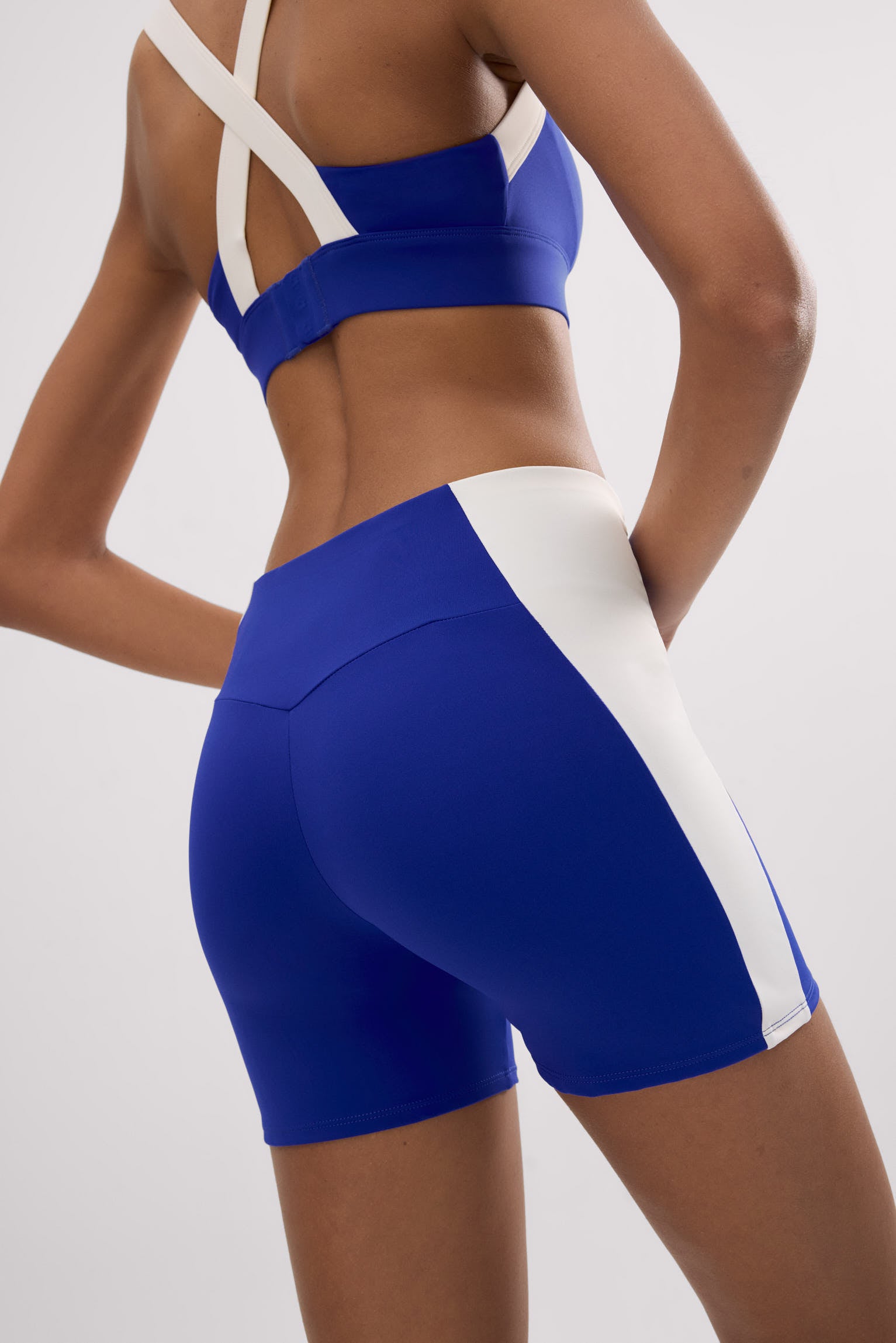 Leggings deportivos cortos efecto push-up azul índigo con franja en contraste - Ysabel Mora