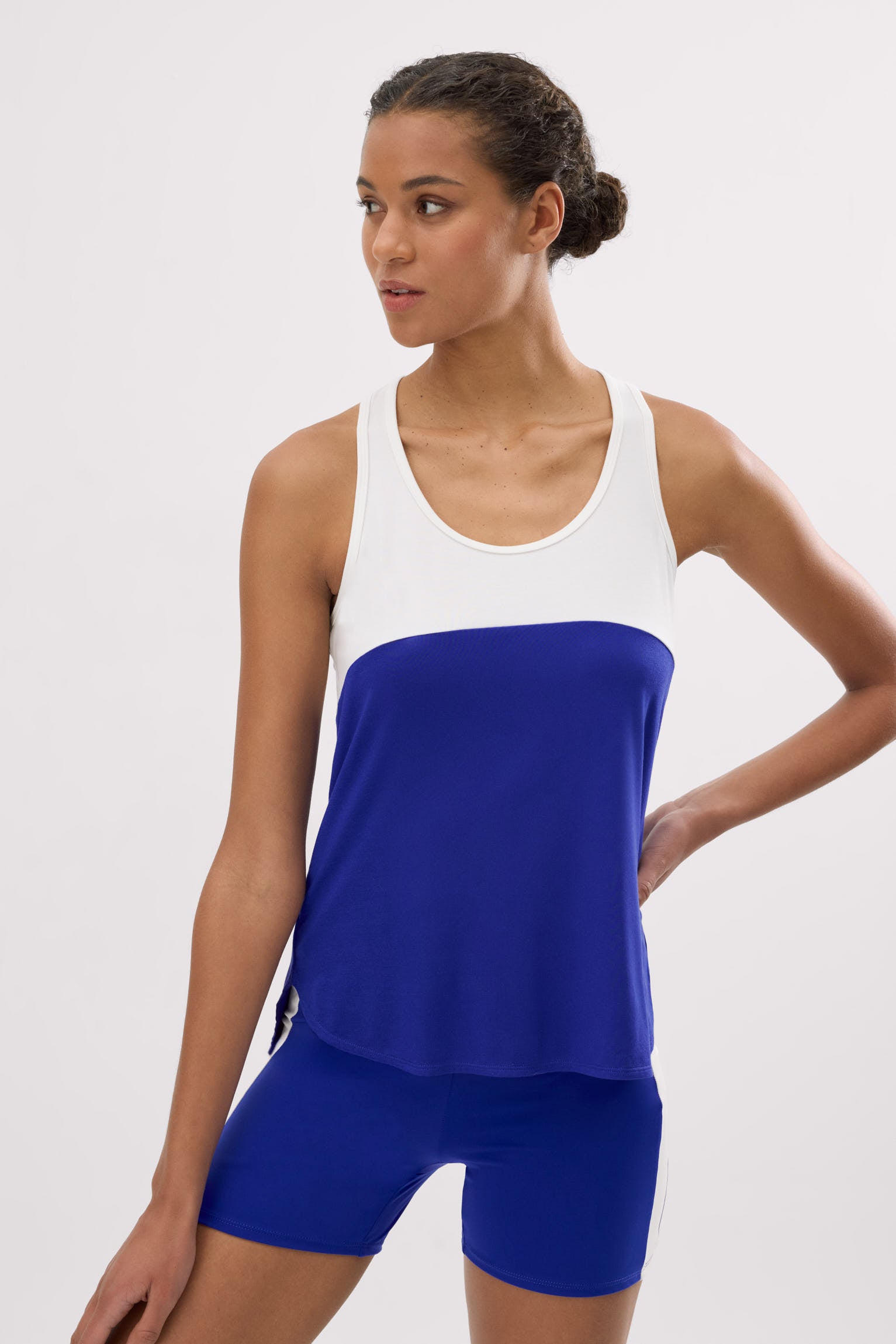 Camiseta deportiva tirantes nadadora blanca y azul índigo - Ysabel Mora
