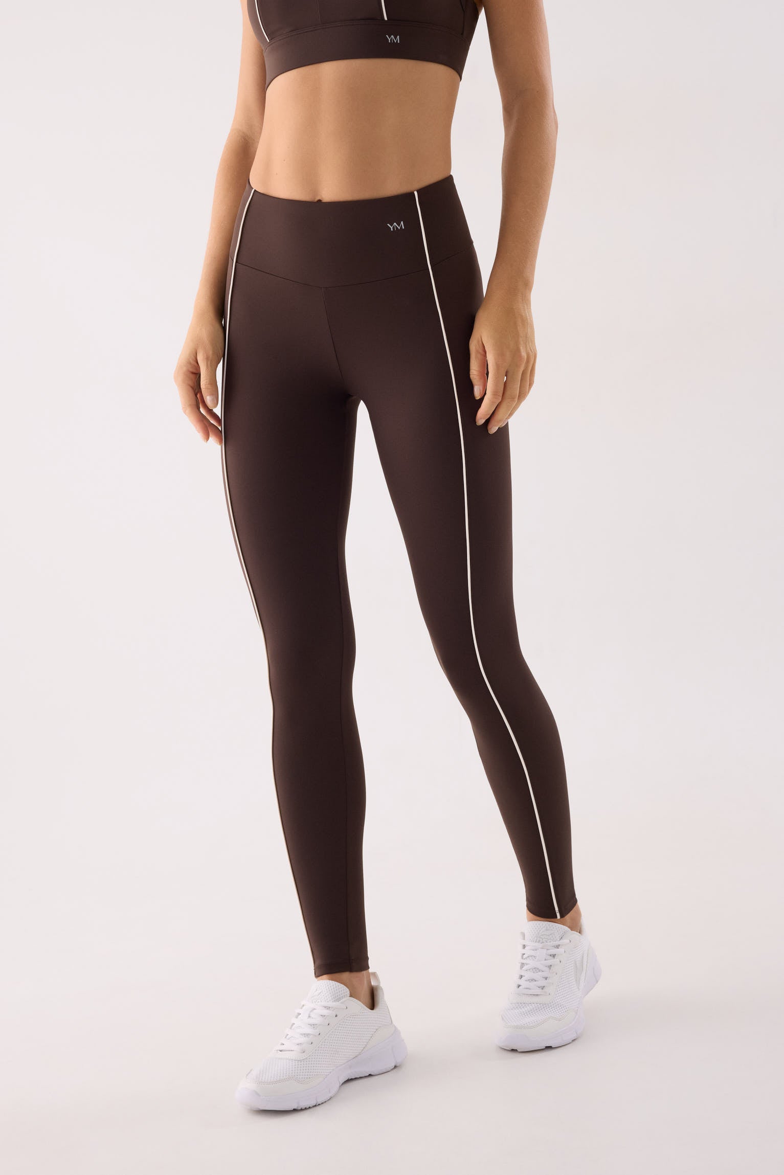 leggings deportivos gimnasio tiro alto gimnasio en marrón dark chocolate vista principal en look deportivo bolsillo interior ajuste elástico