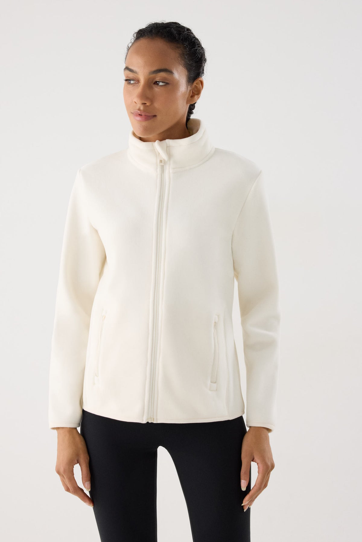 chaqueta deportiva térmica termicos en butter cream vista principal en look deportivo calidad ultra termicos tejido elástico