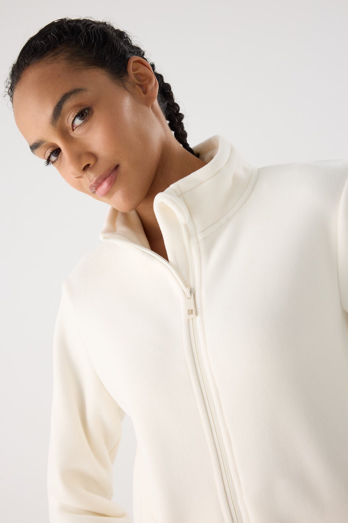 chaqueta deportiva térmica termicos en butter cream detalle ajuste silueta calidad ultra termicos tejido elástico