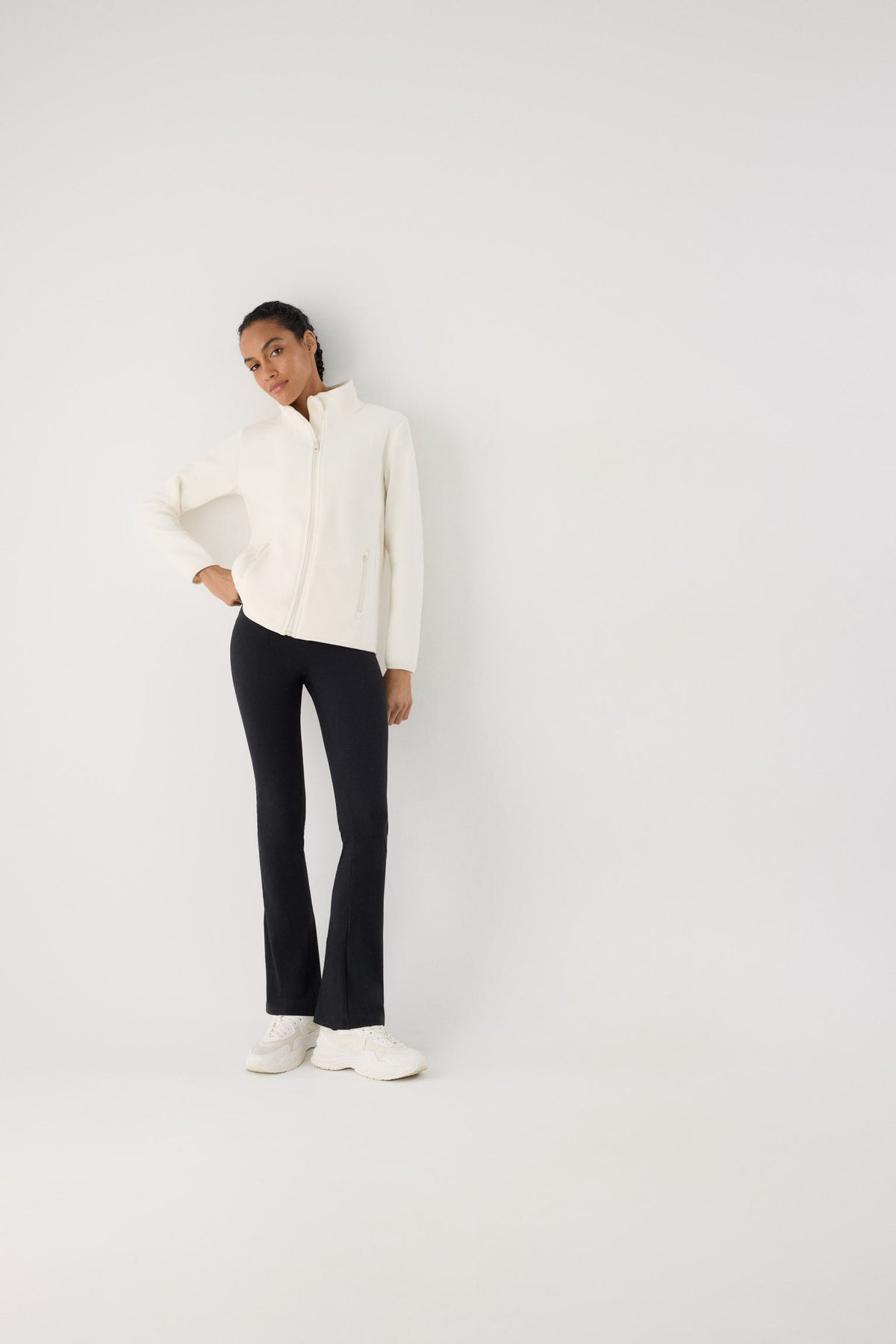 chaqueta deportiva térmica termicos en butter cream vista lateral del conjunto fitness calidad ultra termicos tejido elástico