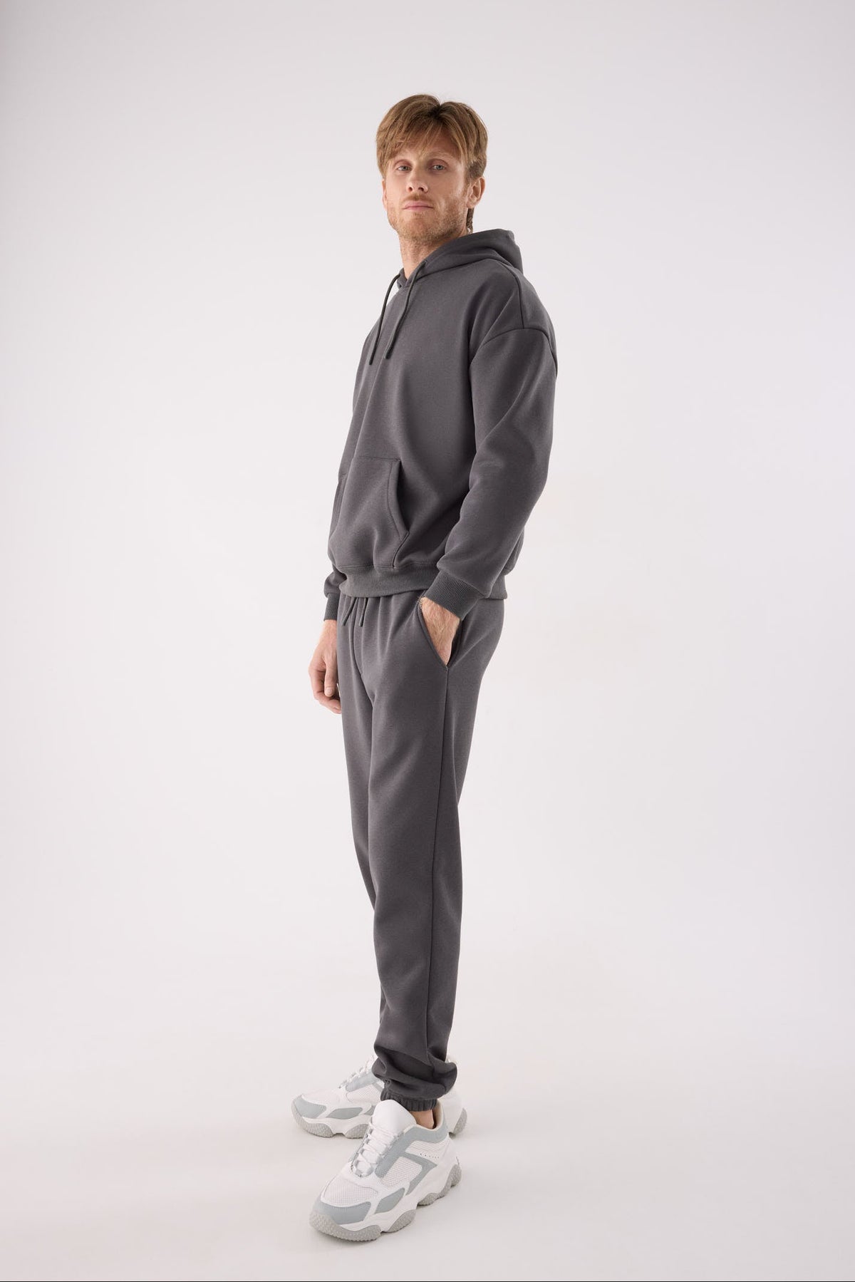Sweatshirt desportiva de homem antracite cardada com capuz