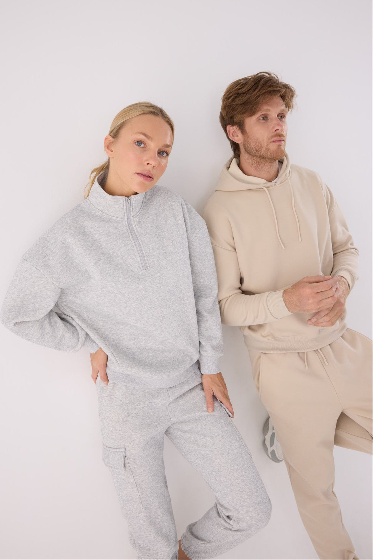 Sweatshirt desportiva de homem bege cardada com capuz
