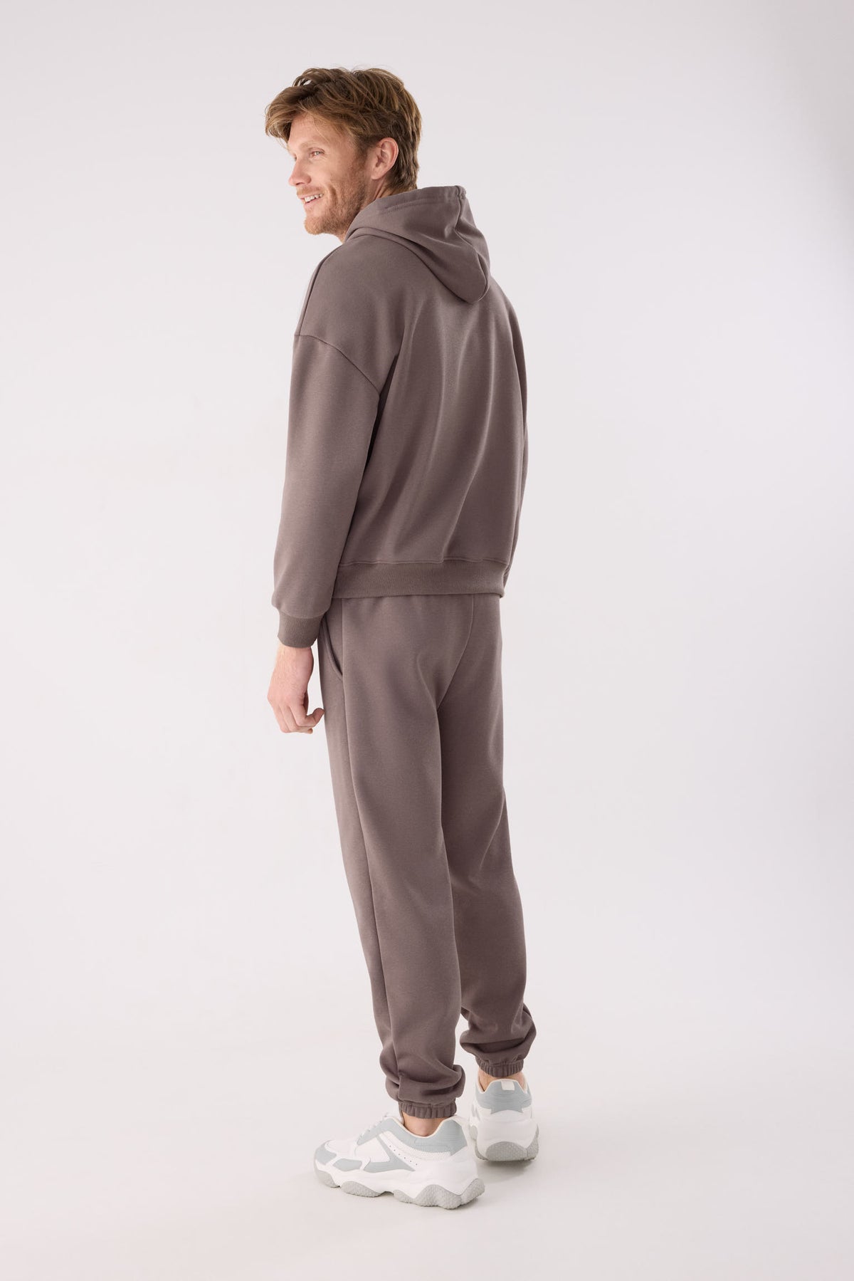 Calças jogger desportivas de homem castanho cardadas com cintura ajustável