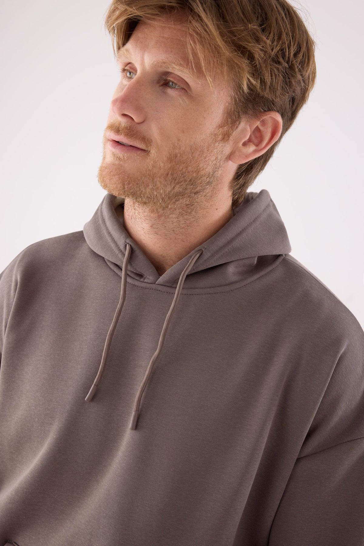 Sweatshirt desportiva de homem castanho cardada com capuz