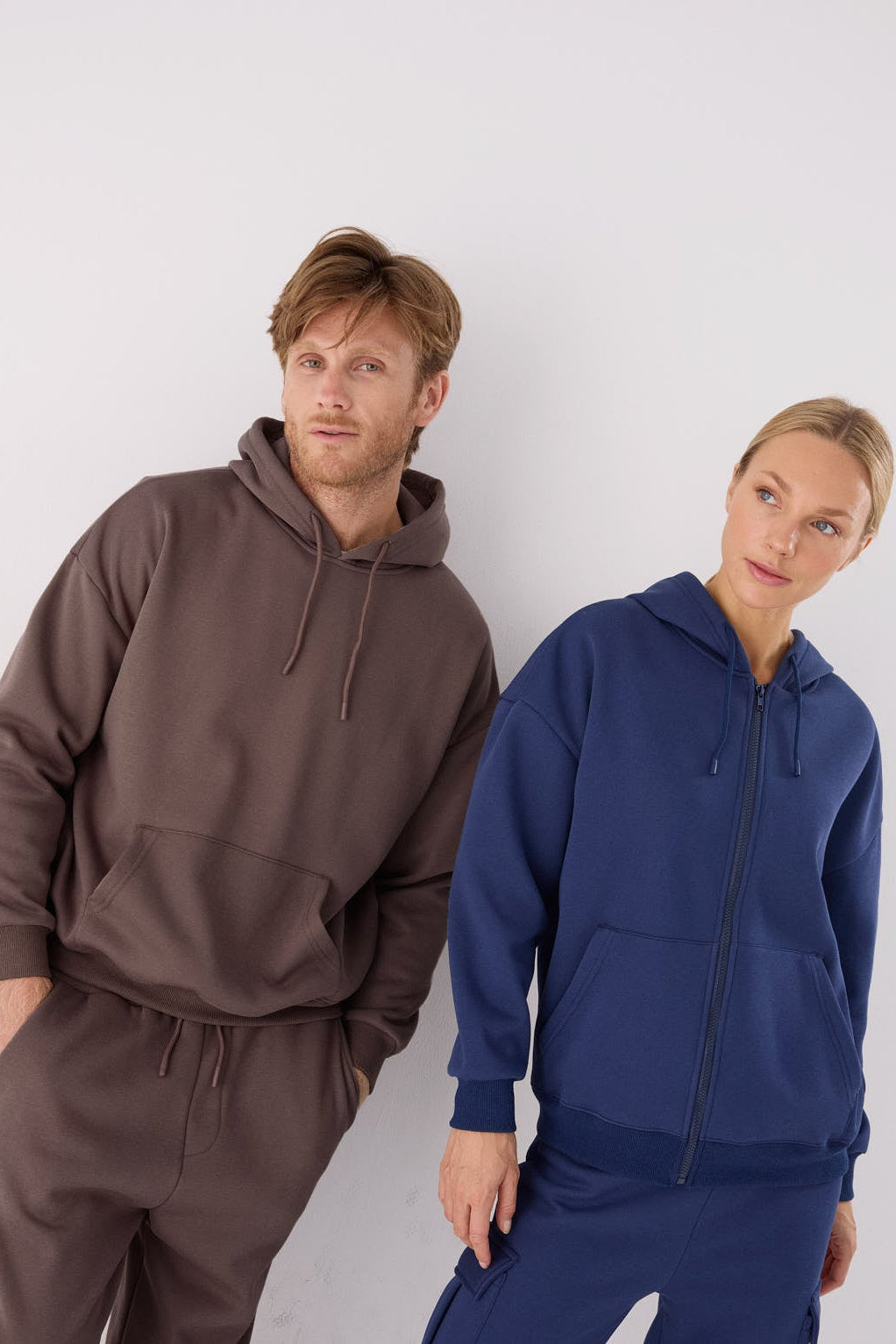 Sweatshirt desportiva de homem castanho cardada com capuz
