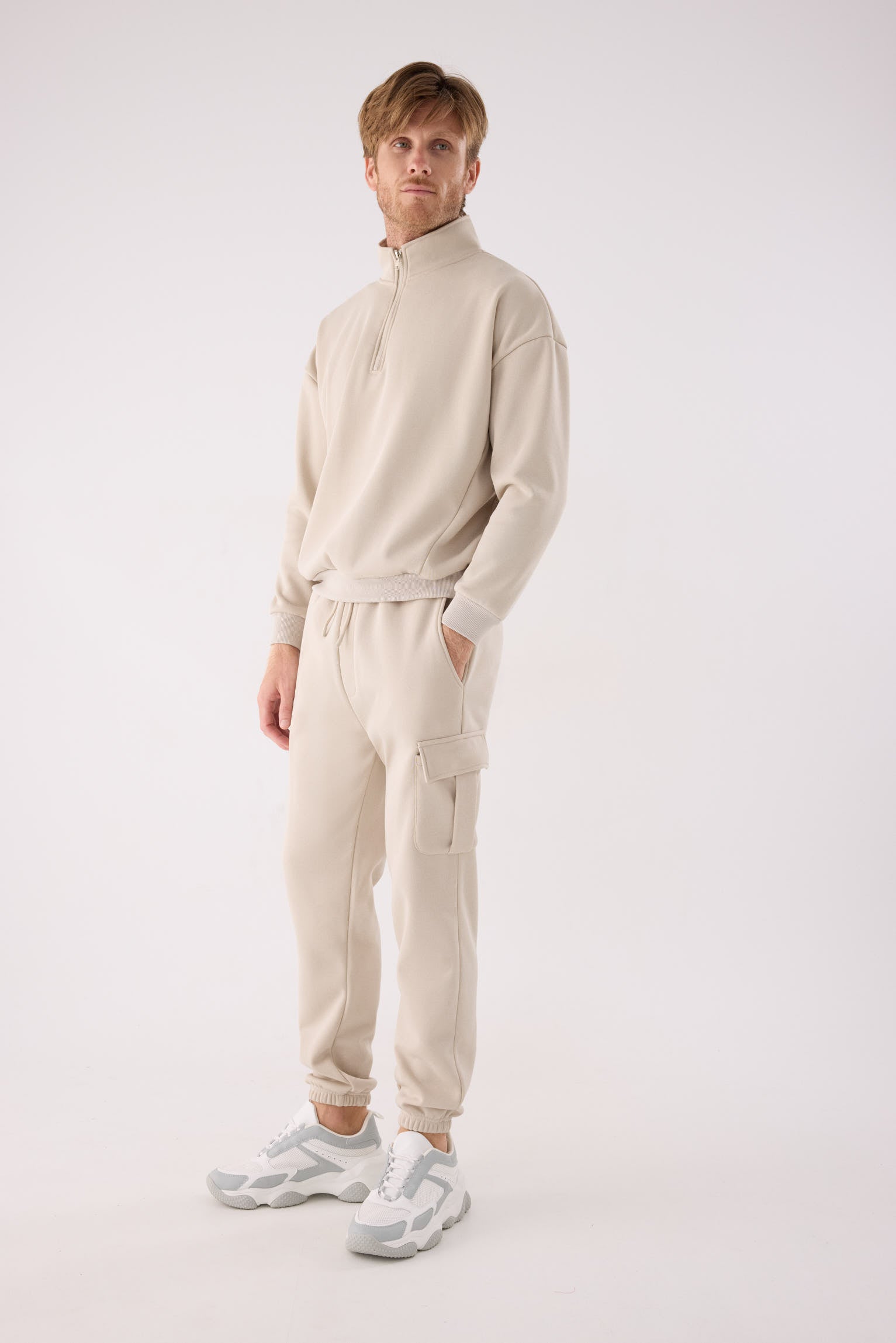 PRÉ-VENDA Sweatshirt desportiva de homem bege cardada com meio fecho