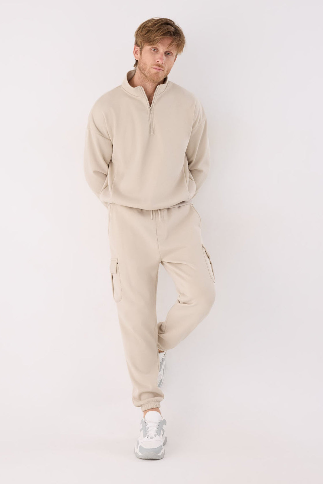 PRÉ-VENDA Sweatshirt desportiva de homem bege cardada com meio fecho