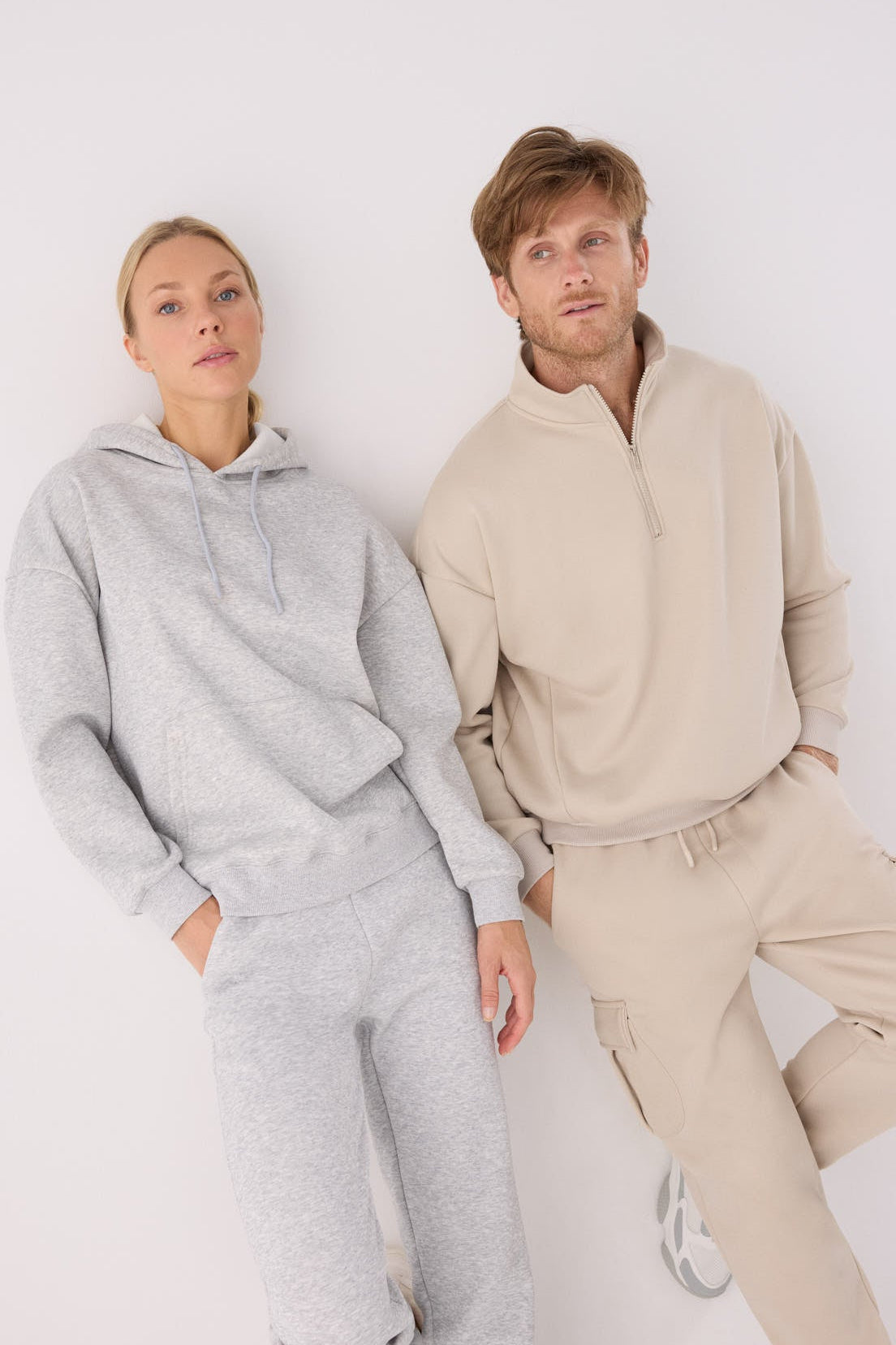 PRÉ-VENDA Sweatshirt desportiva de homem bege cardada com meio fecho