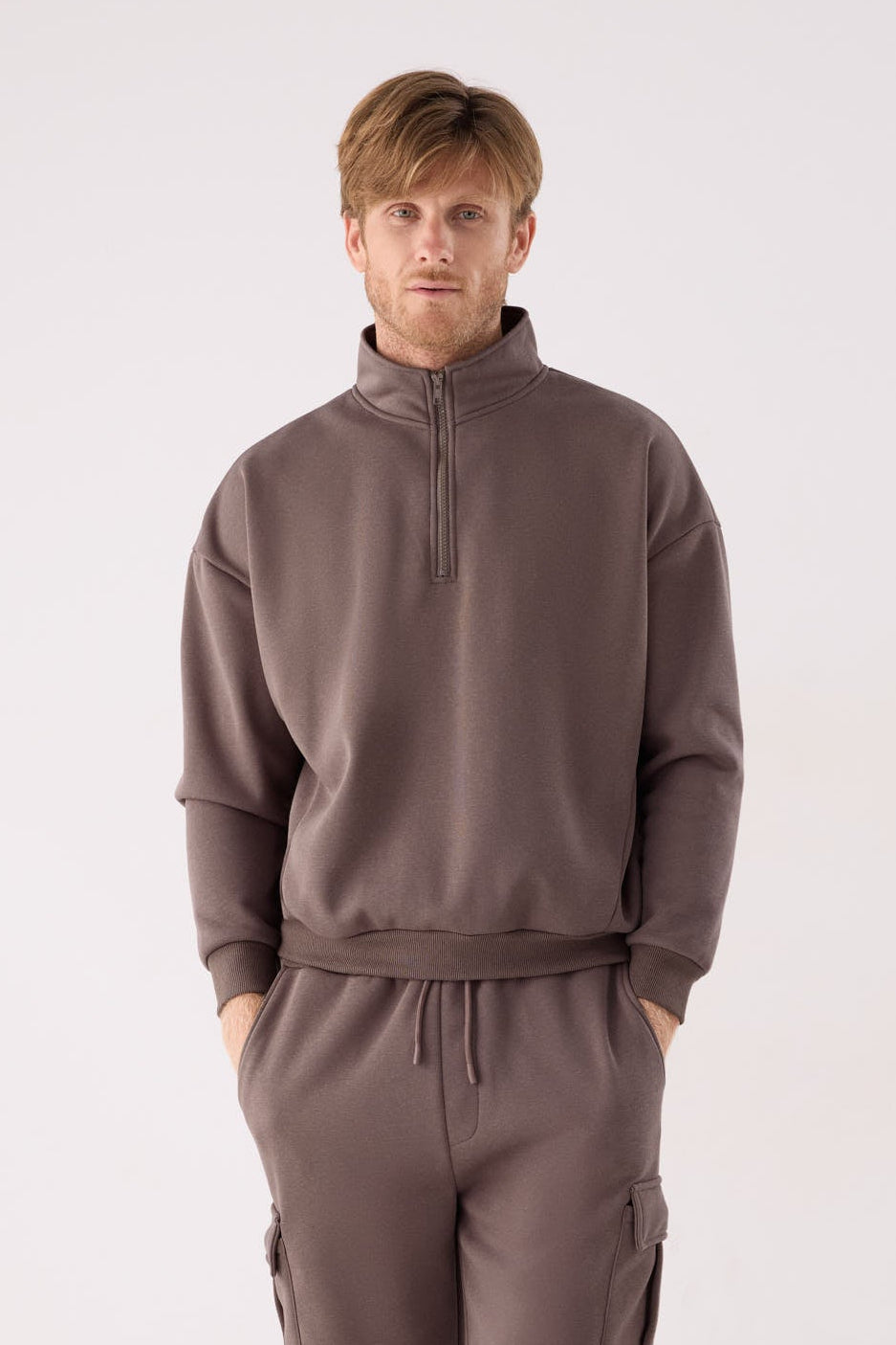 PRÉ-VENDA Sweatshirt desportiva de homem castanha cardada com meio fecho