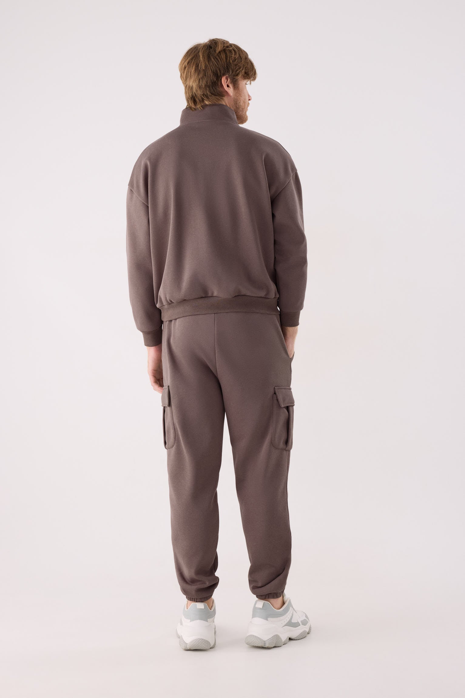 PRÉ-VENDA Sweatshirt desportiva de homem castanha cardada com meio fecho