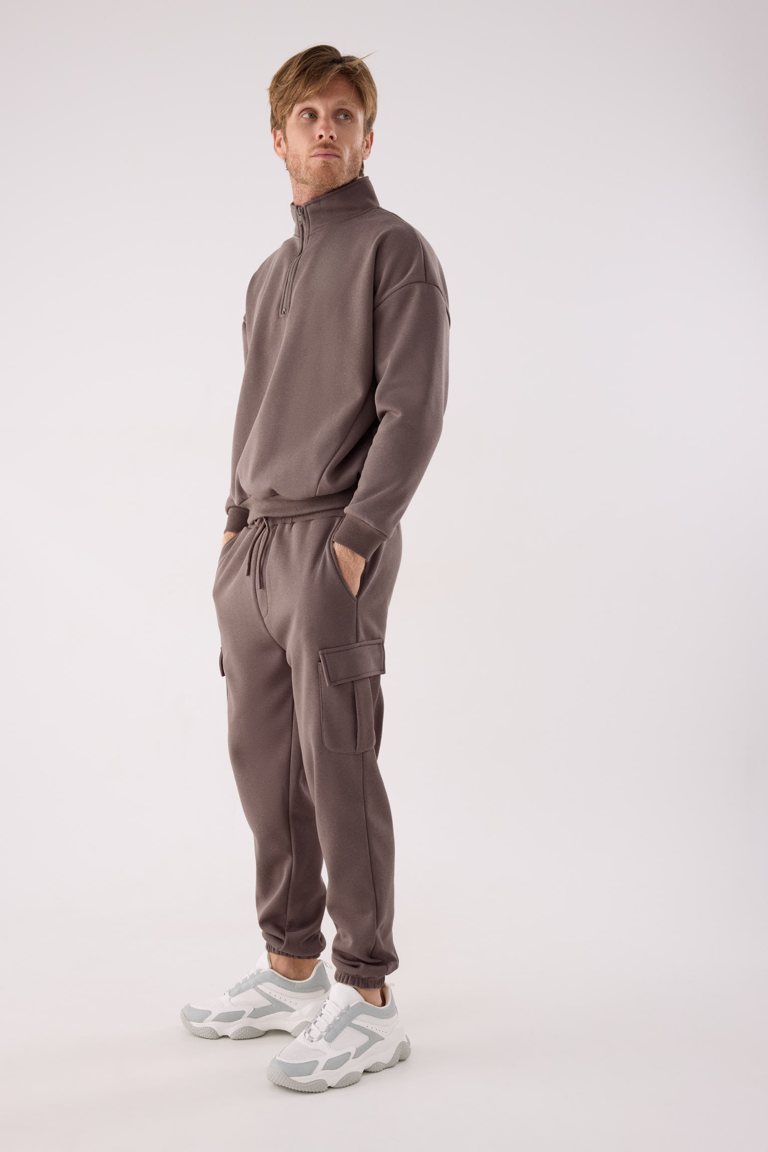 PRÉ-VENDA Sweatshirt desportiva de homem castanha cardada com meio fecho