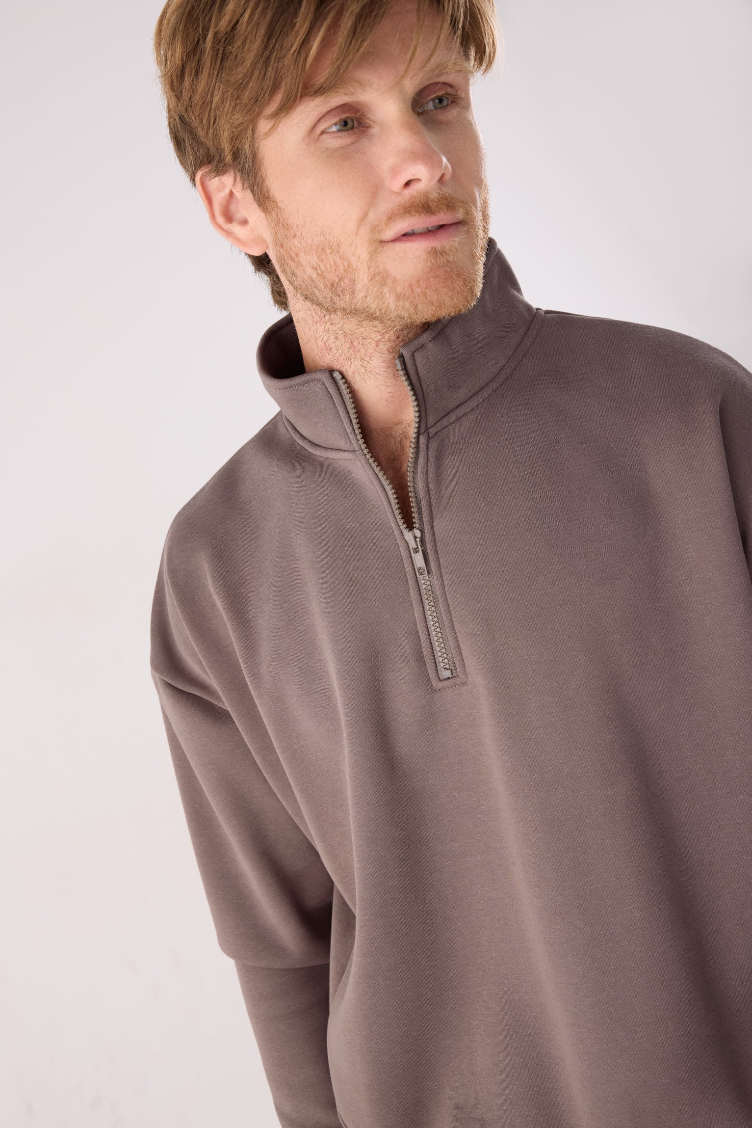 PRÉ-VENDA Sweatshirt desportiva de homem castanha cardada com meio fecho