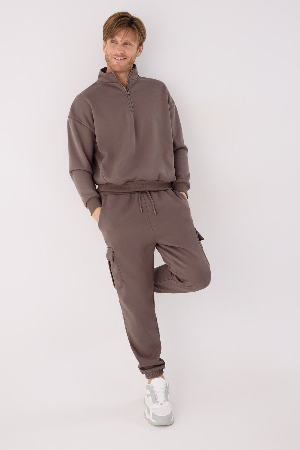 PRÉ-VENDA Sweatshirt desportiva de homem castanha cardada com meio fecho
