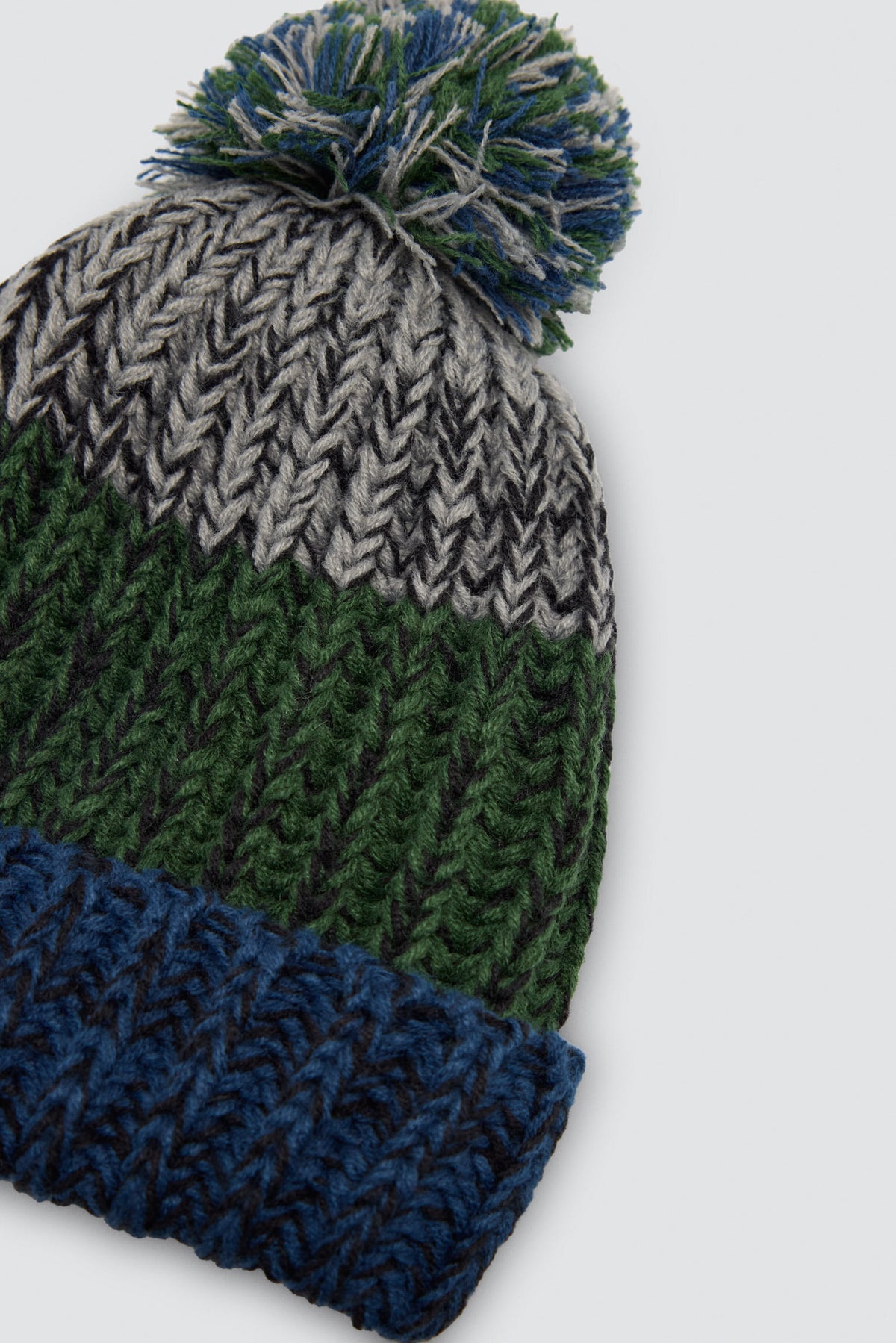 Gorro de punto para niño detalle pompón y forro polar multicolor