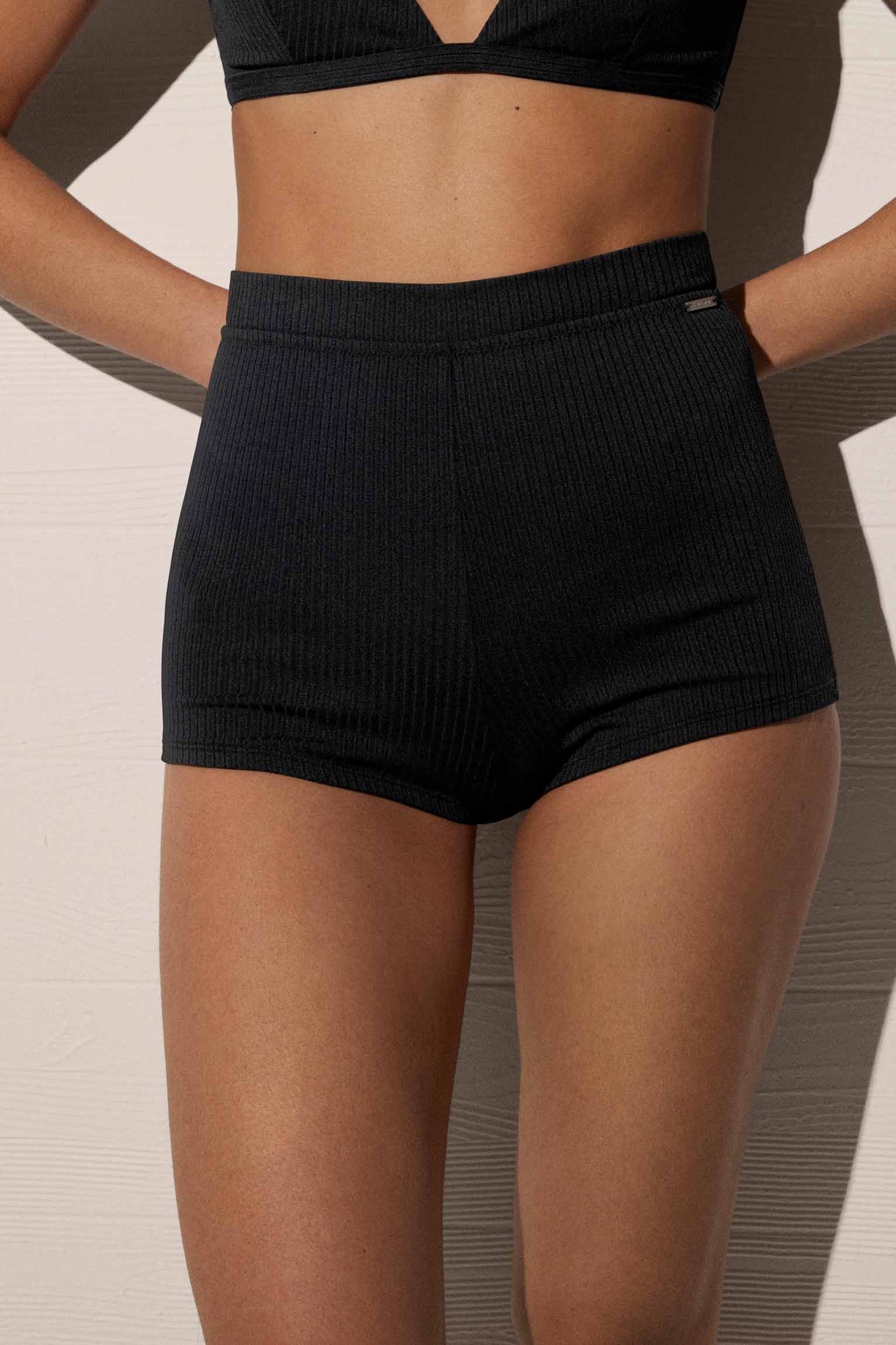 Short de cintura subida com riscas pretas