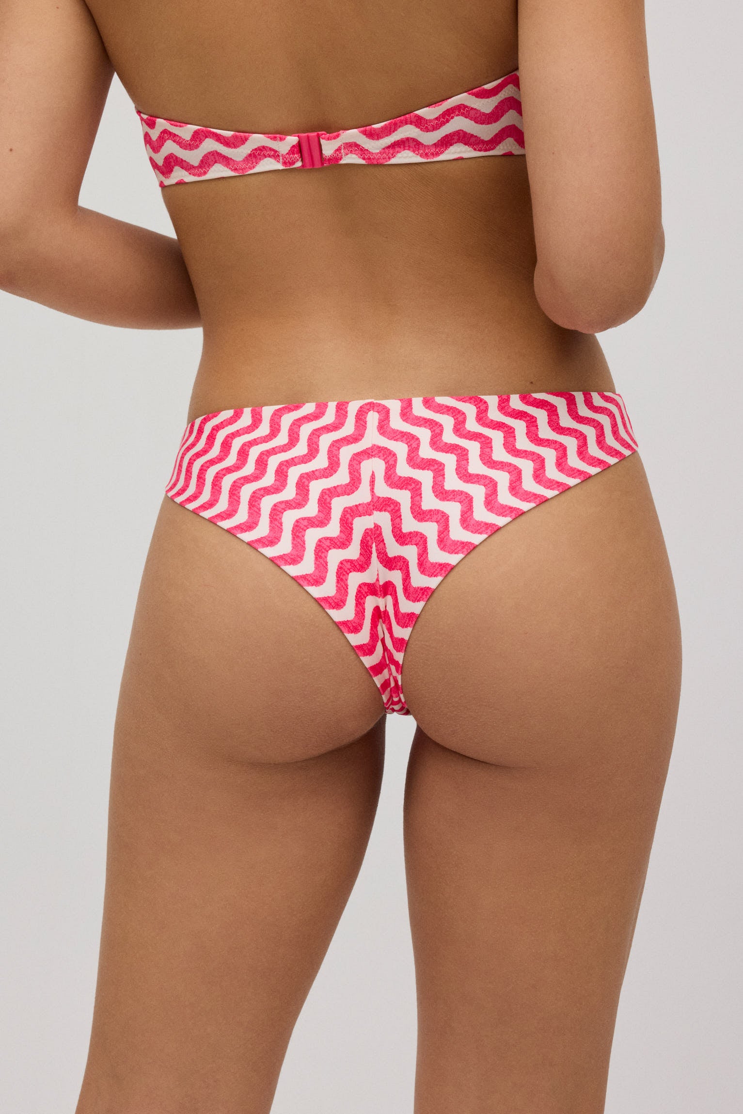 82829-4-braga-brasilena-uphoria-estampado-ondas-mujer-ysabel-mora-fucsia