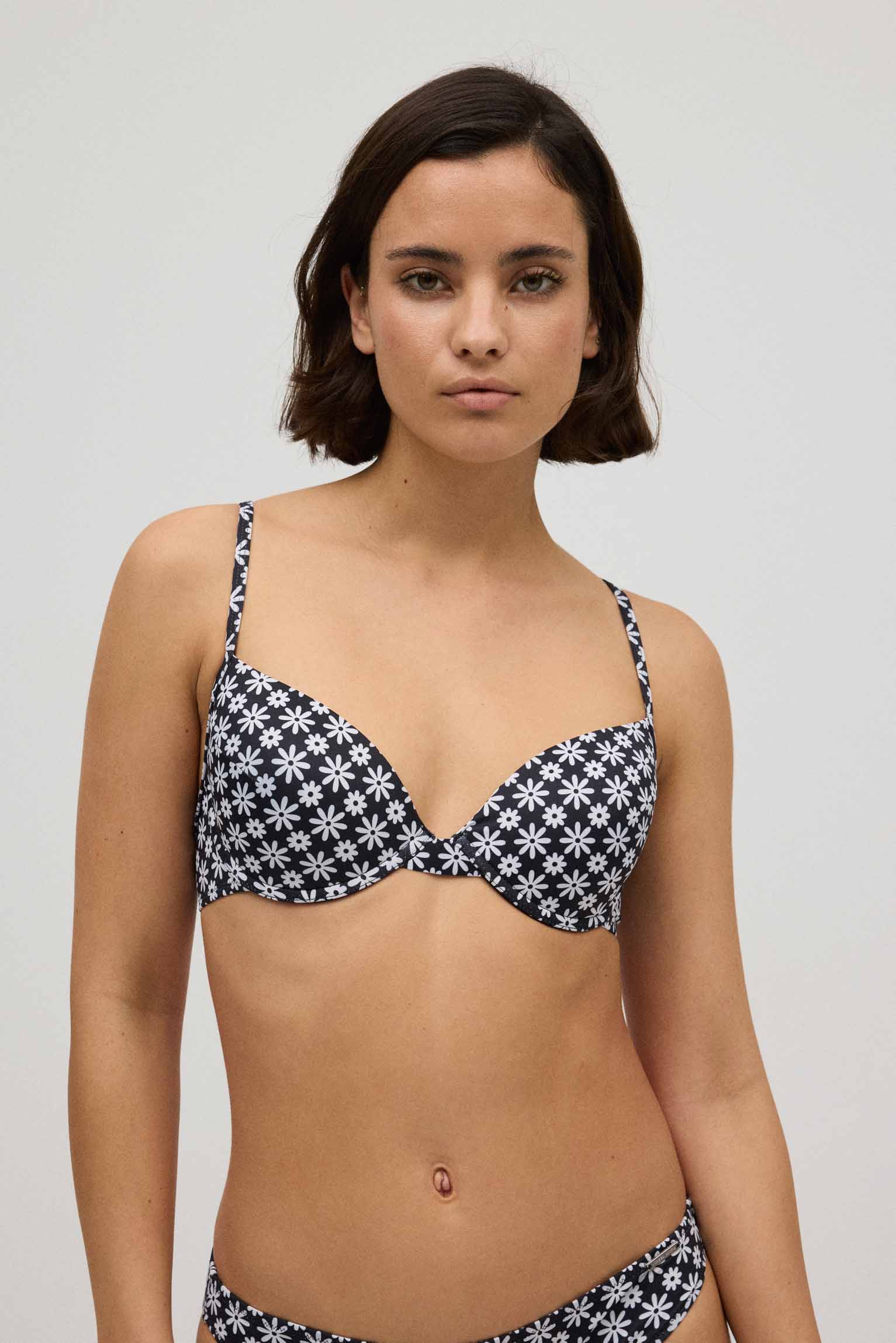 Top de biquíni clássico com argola floral preto e branco