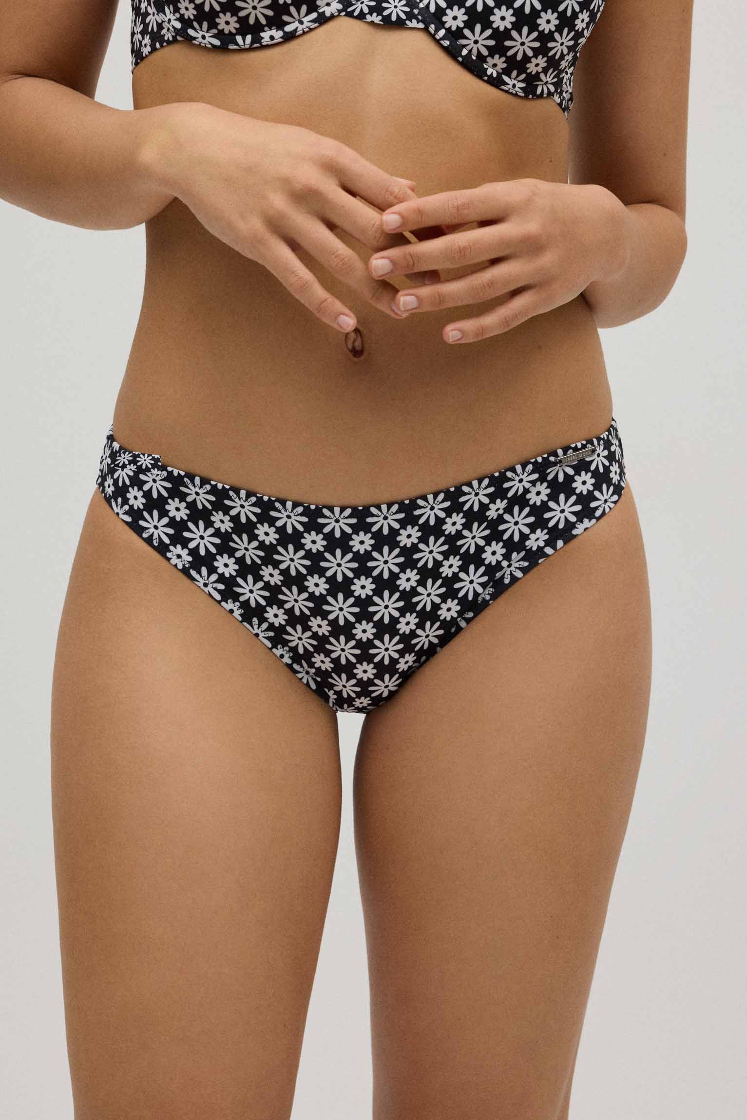 Cueca de biquíni floral preta e branca