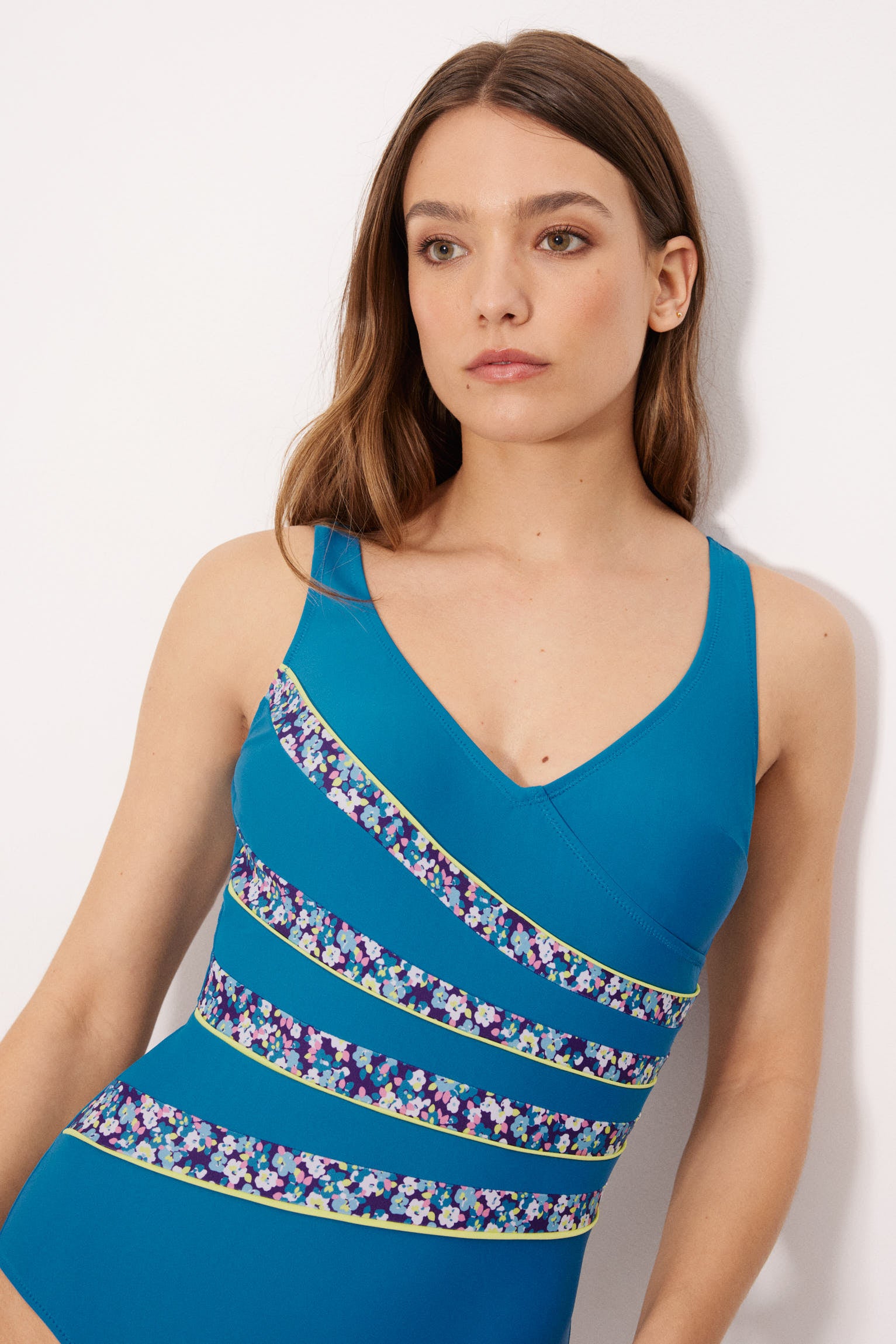 Maiô modelador com aro e estampa floral azul, tamanho B