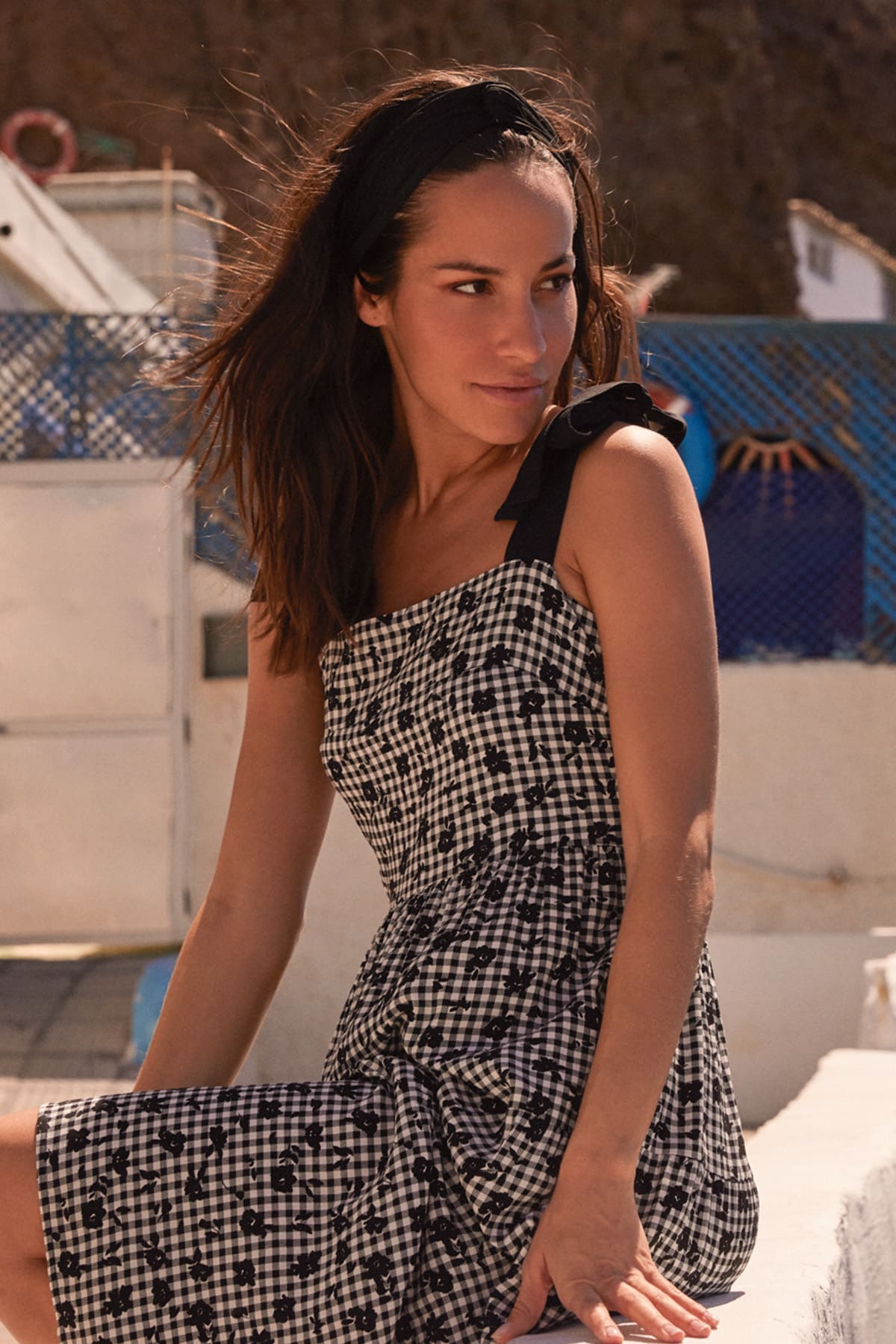 Vestido de praia midi preto com vichy e flores