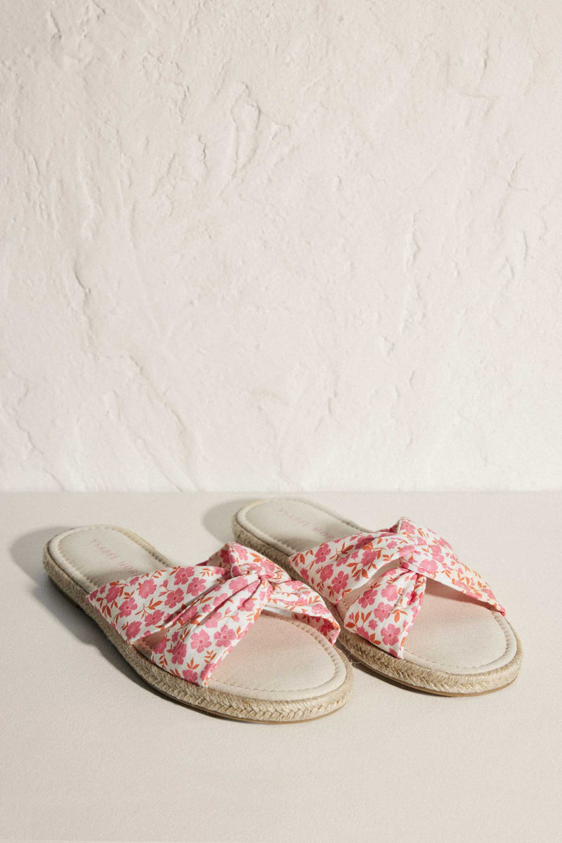 Sandálias com estampado floral
