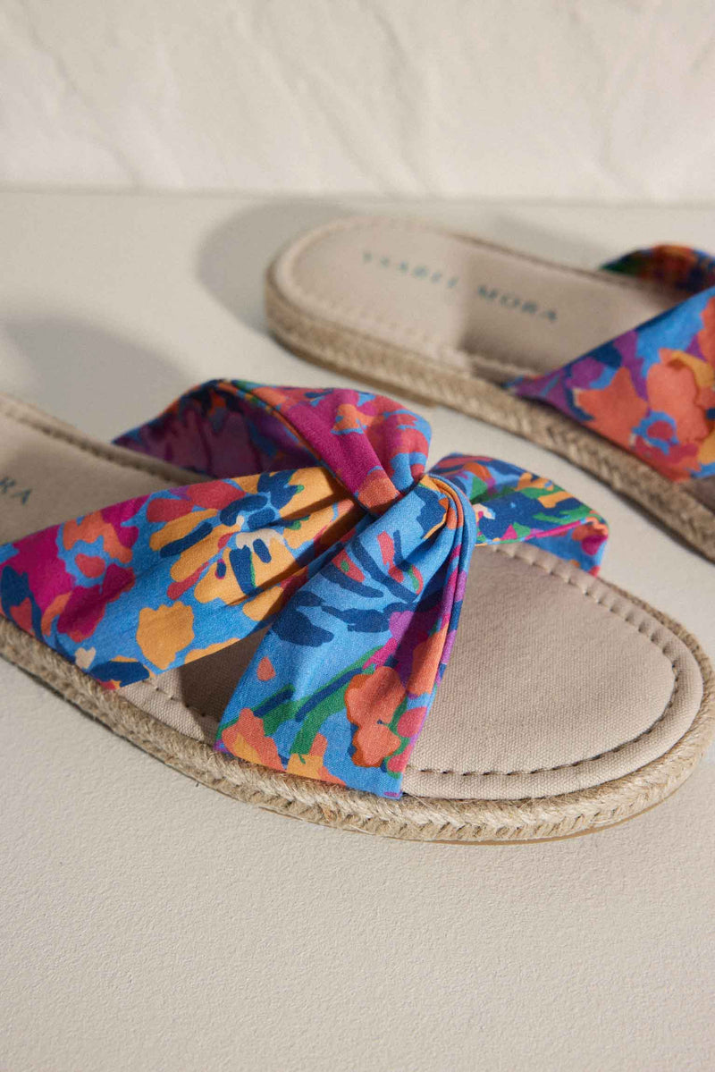 Sandálias com estampado floral