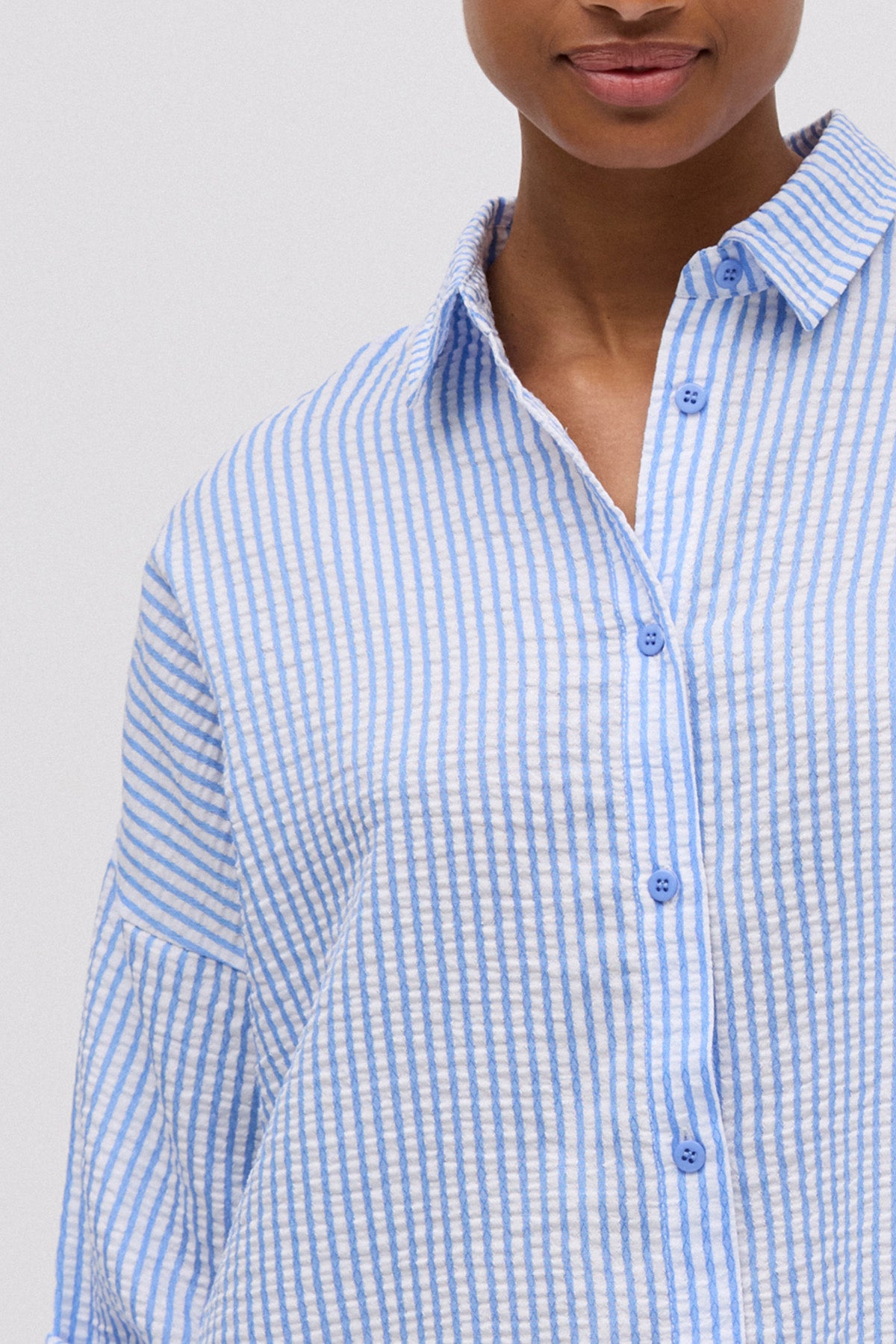 Camisa extra longa listrada azul com textura