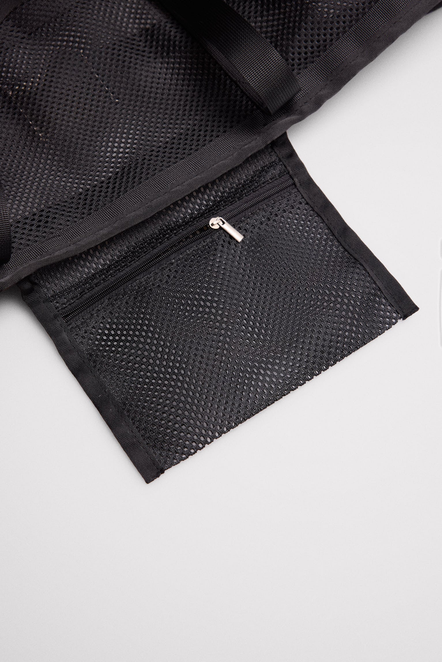 86292-negro-bolsa-de-playa-calada-negra-ysabel-mora