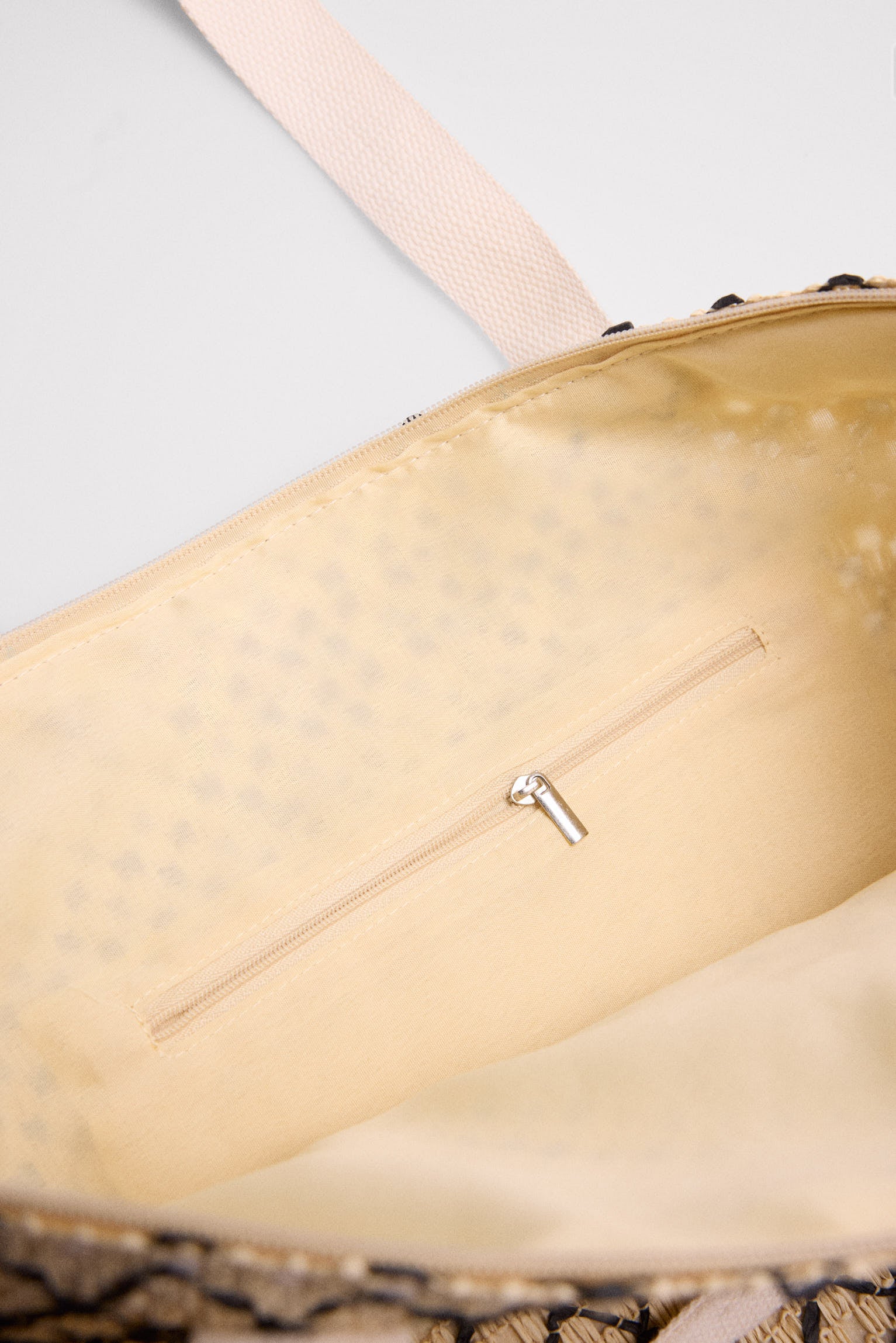 86295-bolso-de-playa-de-rafia-beige-y-negro-ysabel-mora