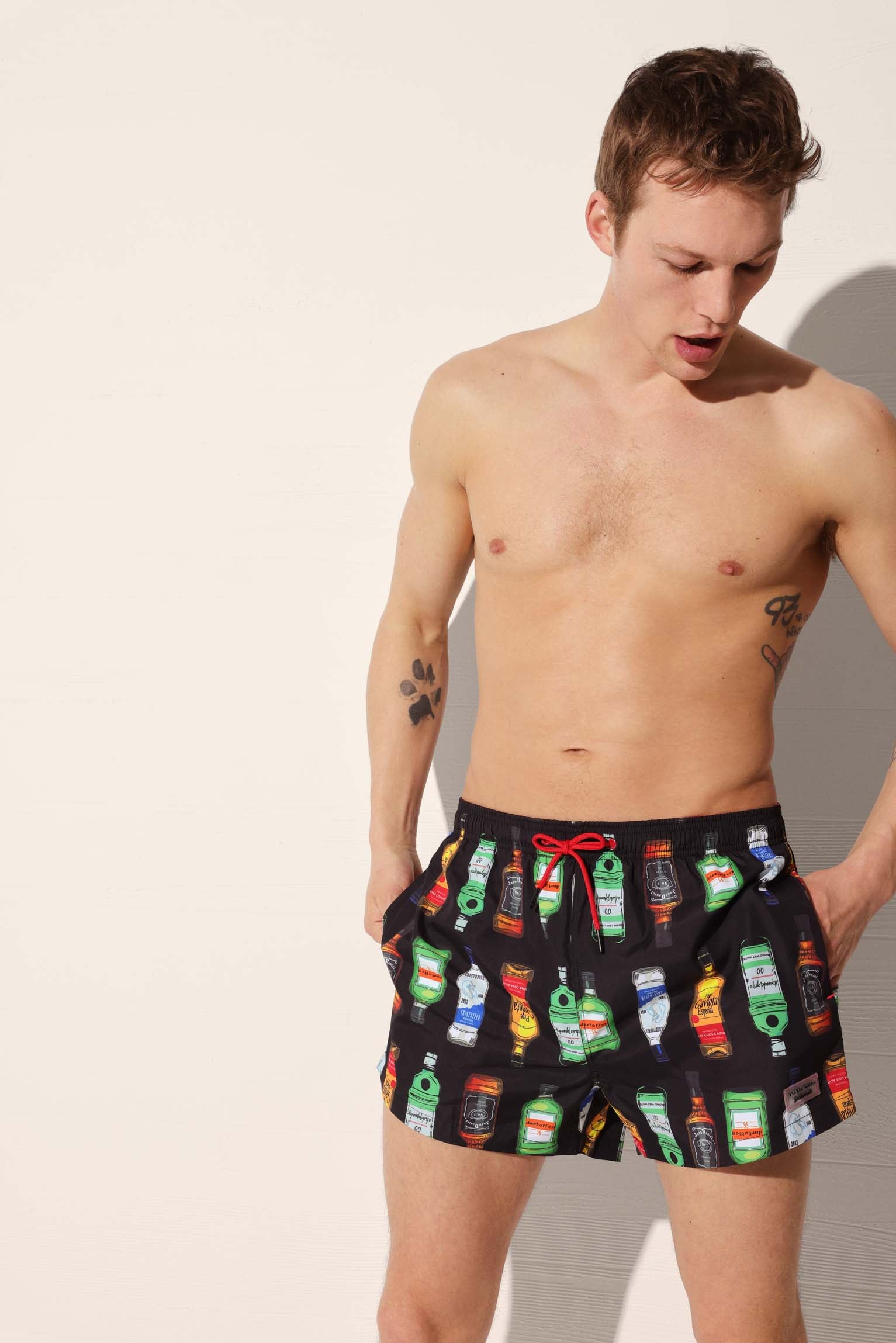 Calções de banho estilo short com estampado de garrafa