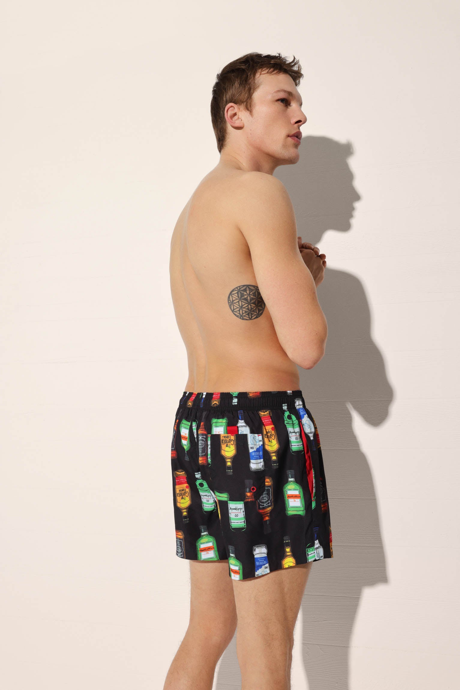 Calções de banho estilo short com estampado de garrafa