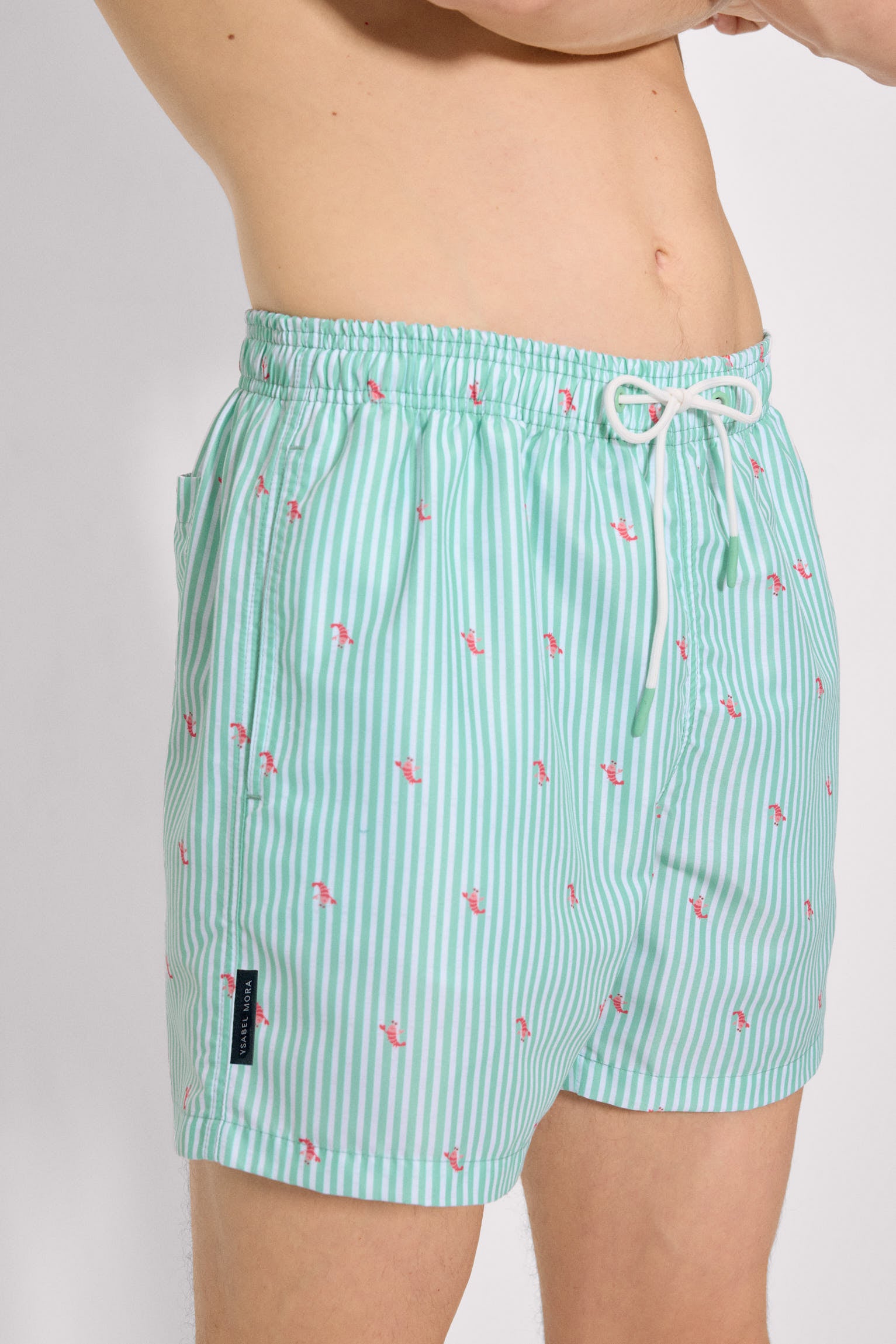 Maiô verde de comprimento médio com estampa listrada e mini lagostas.