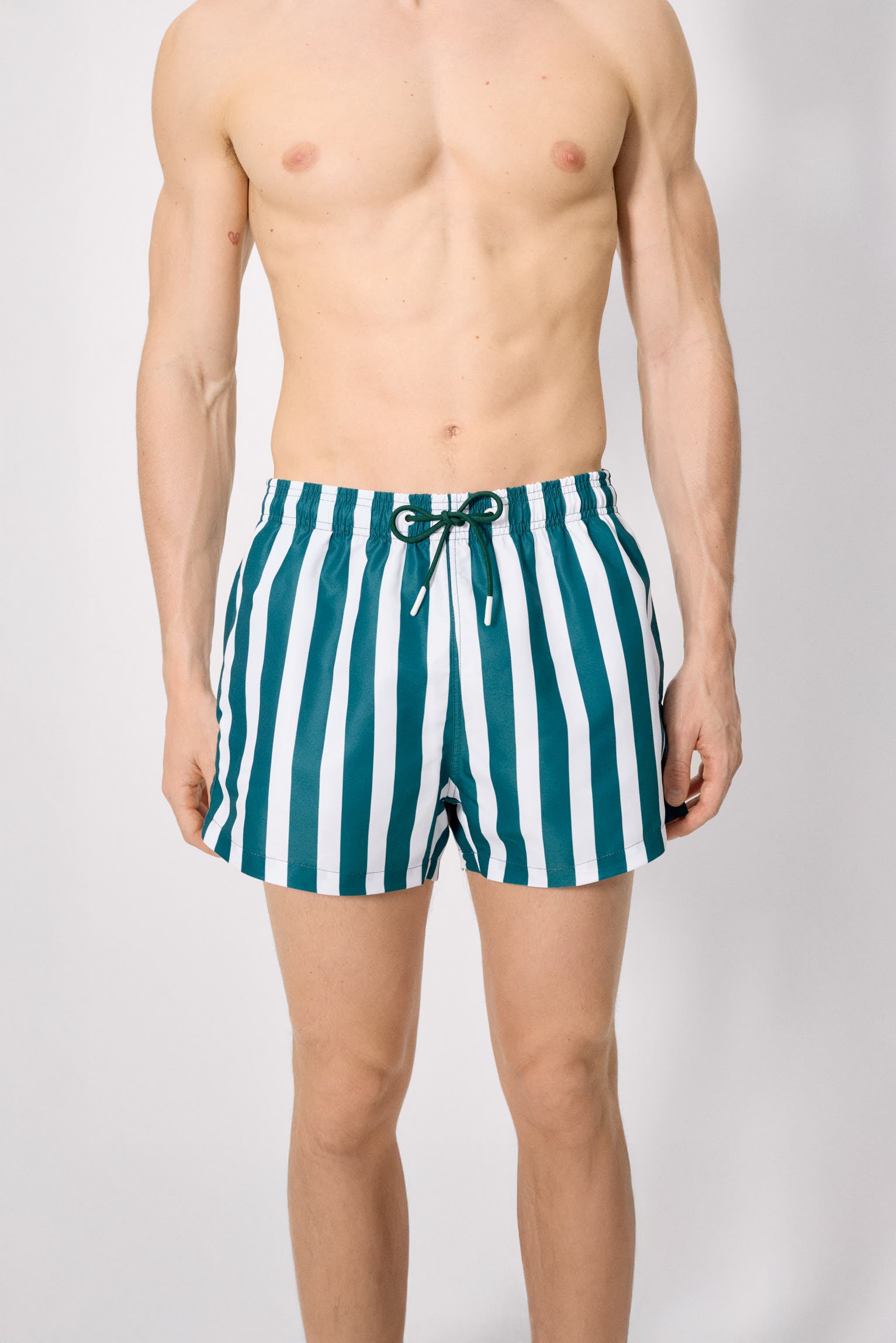 Maiô curto com estampa de listras largas