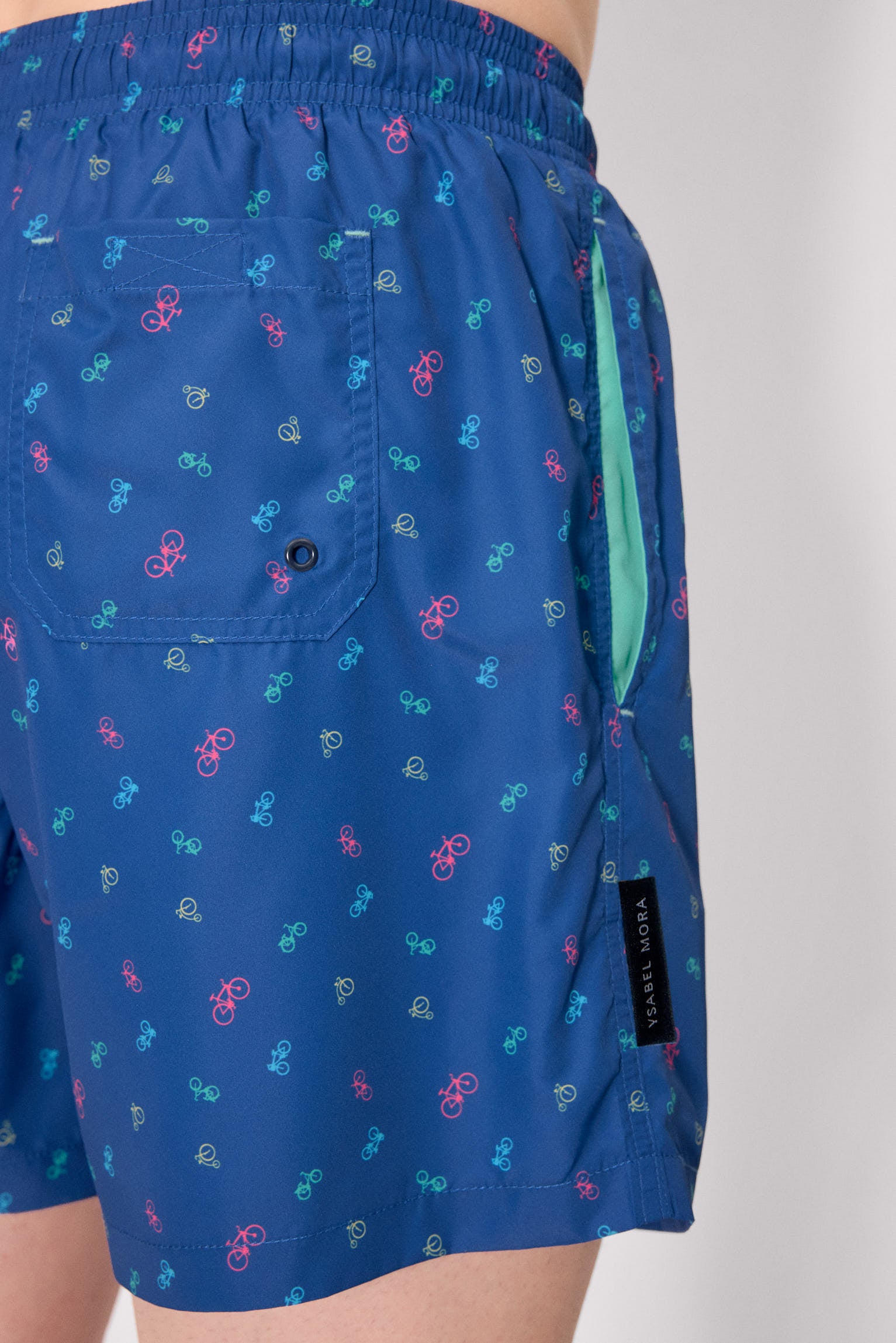 Maiô curto azul com estampa de bicicletas