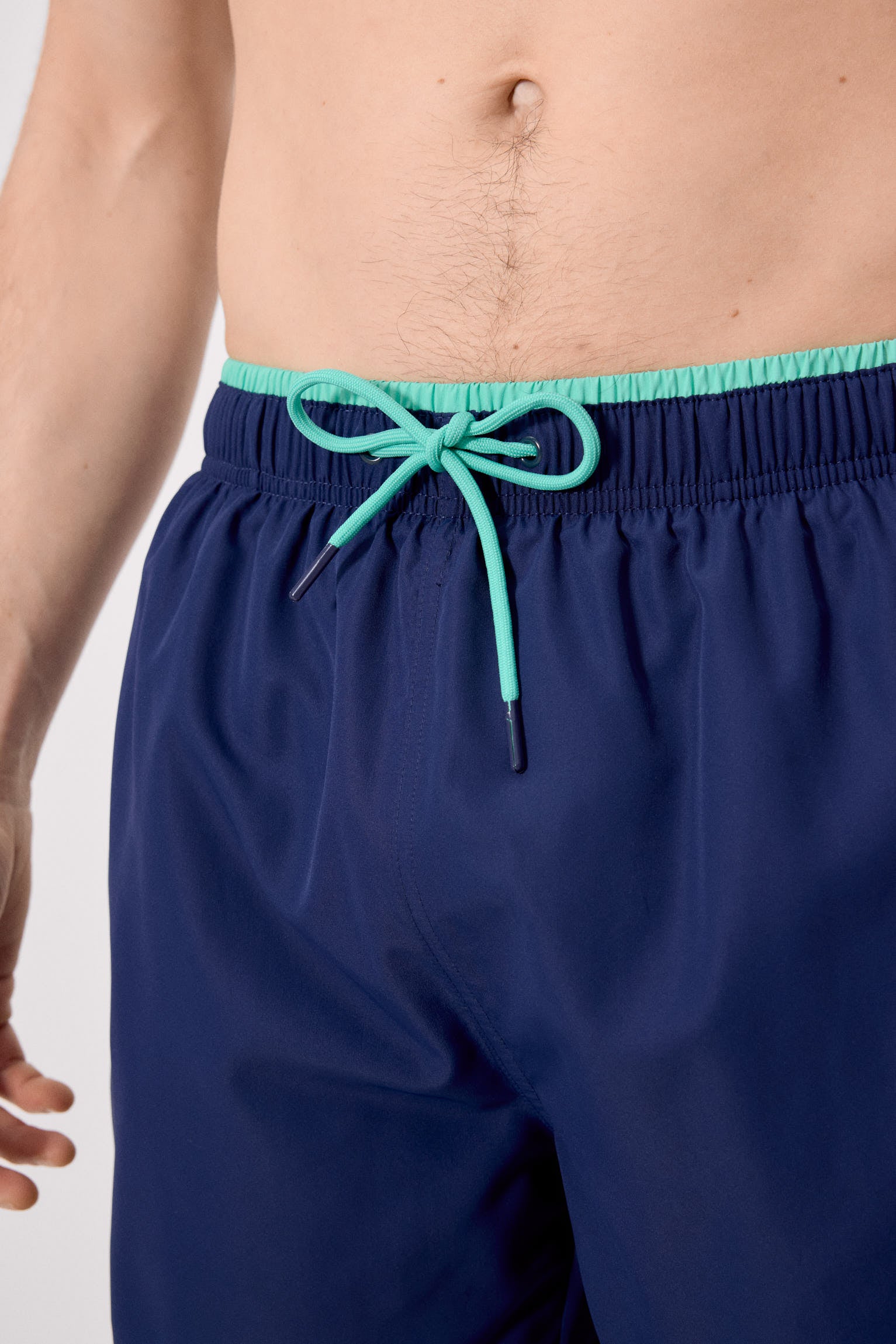 Maiô básico azul-marinho com detalhe na cintura.