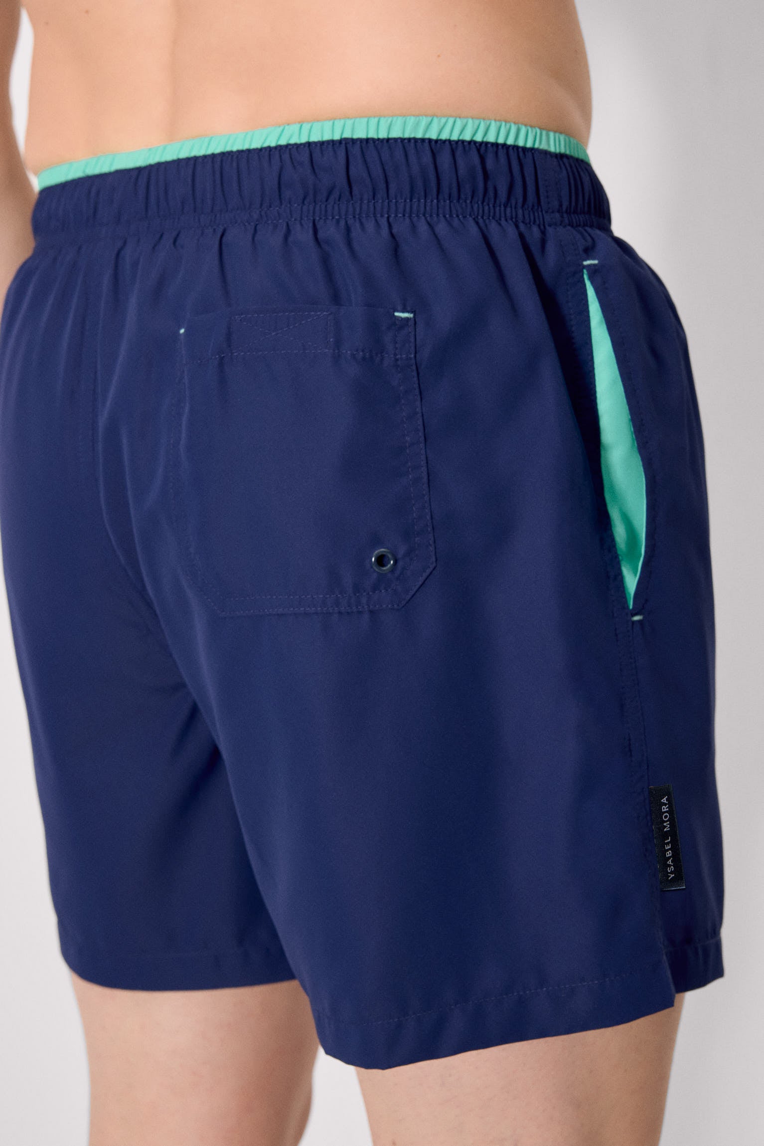 Maiô básico azul-marinho com detalhe na cintura.