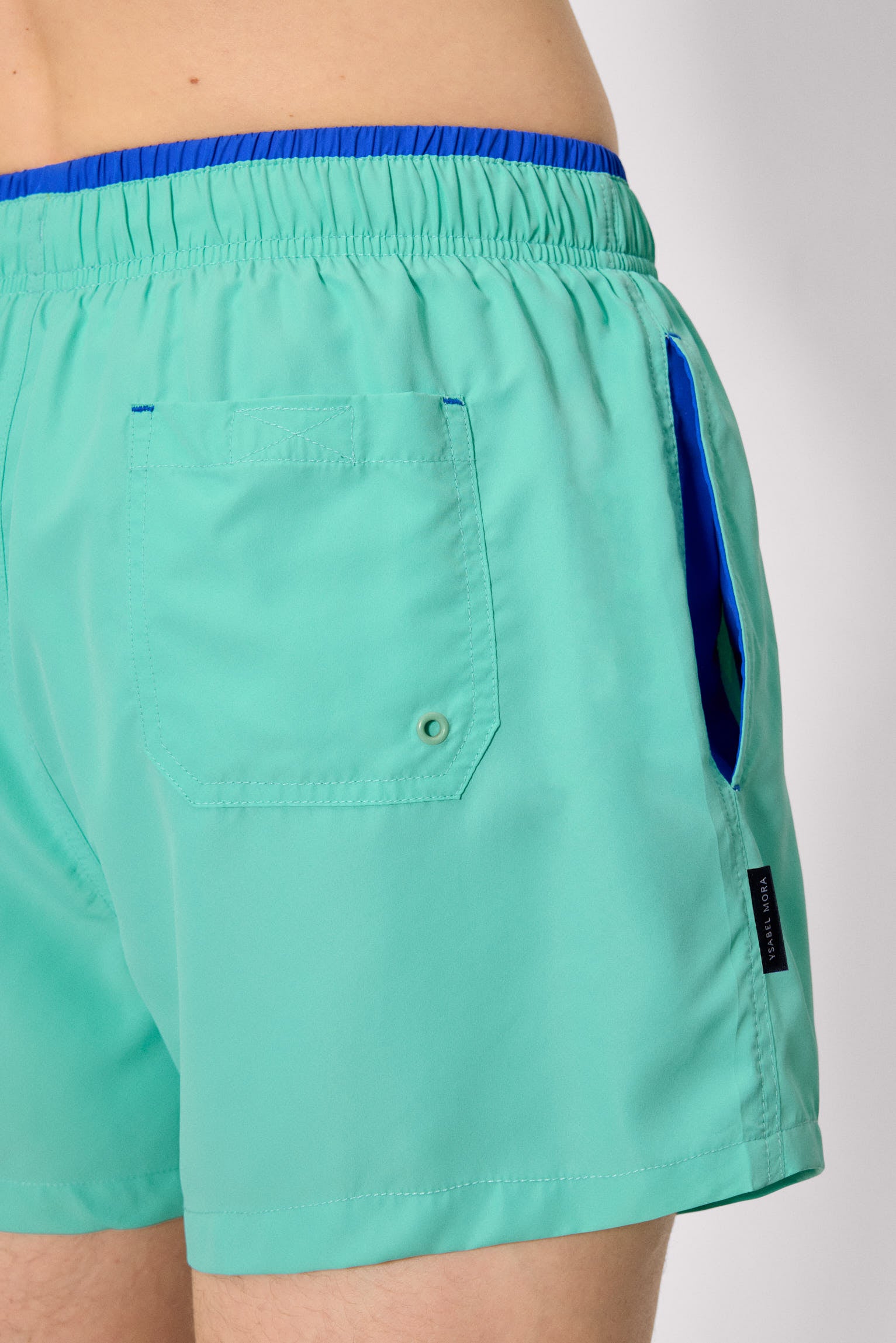 Maiô curto com detalhe azul na cintura