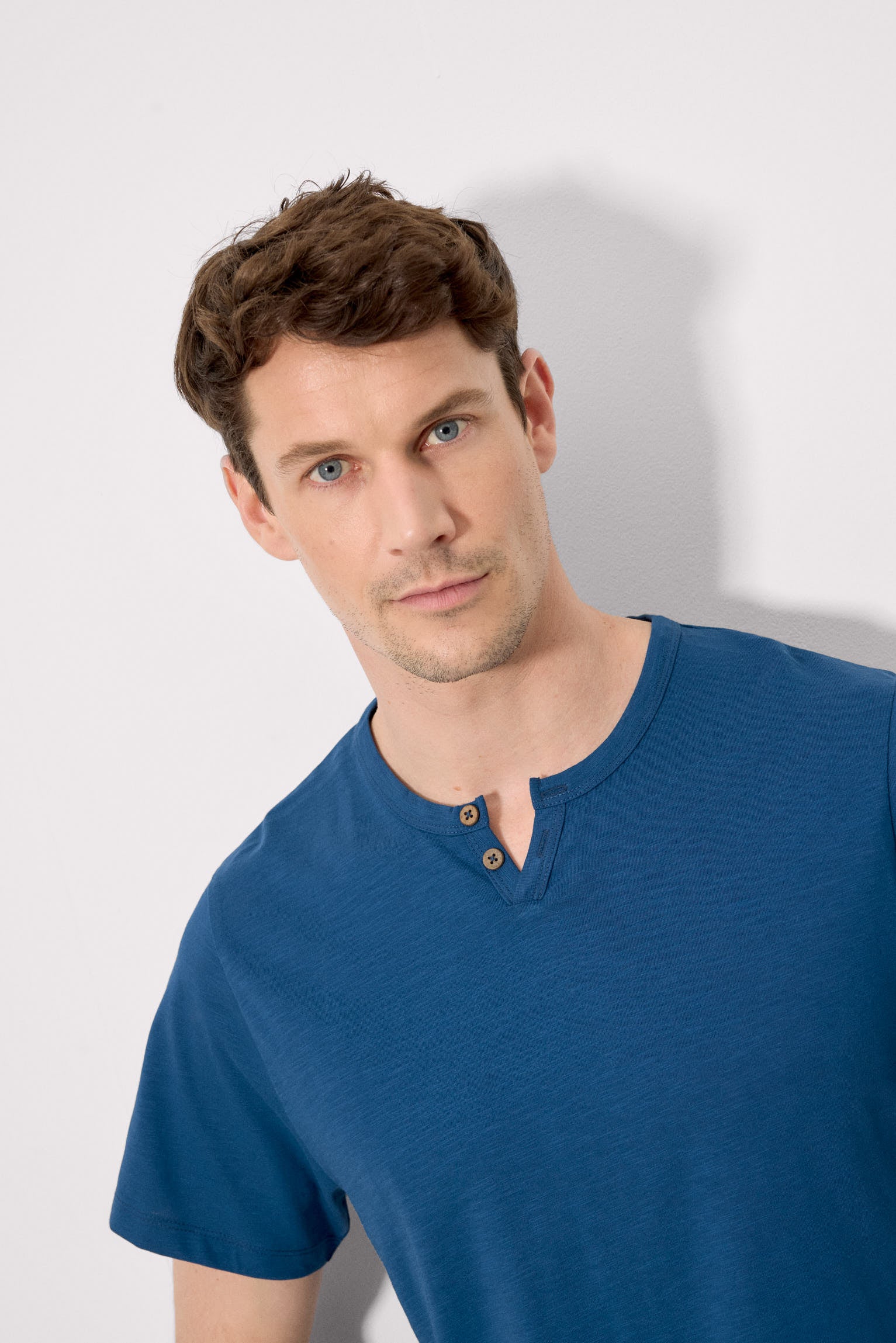 Camiseta básica de manga curta com gola henley, azul