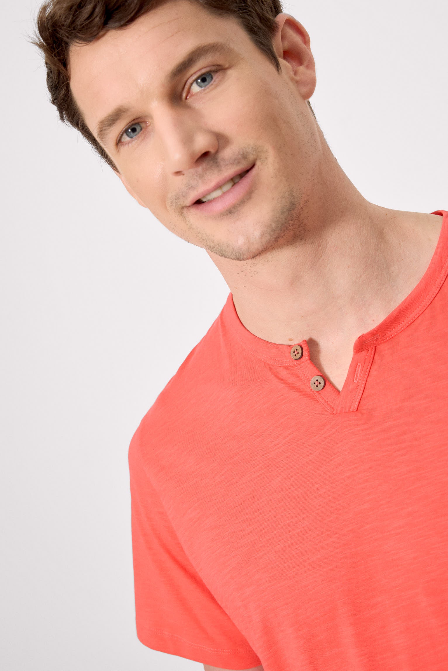 Camiseta básica de manga curta com gola alta coral.