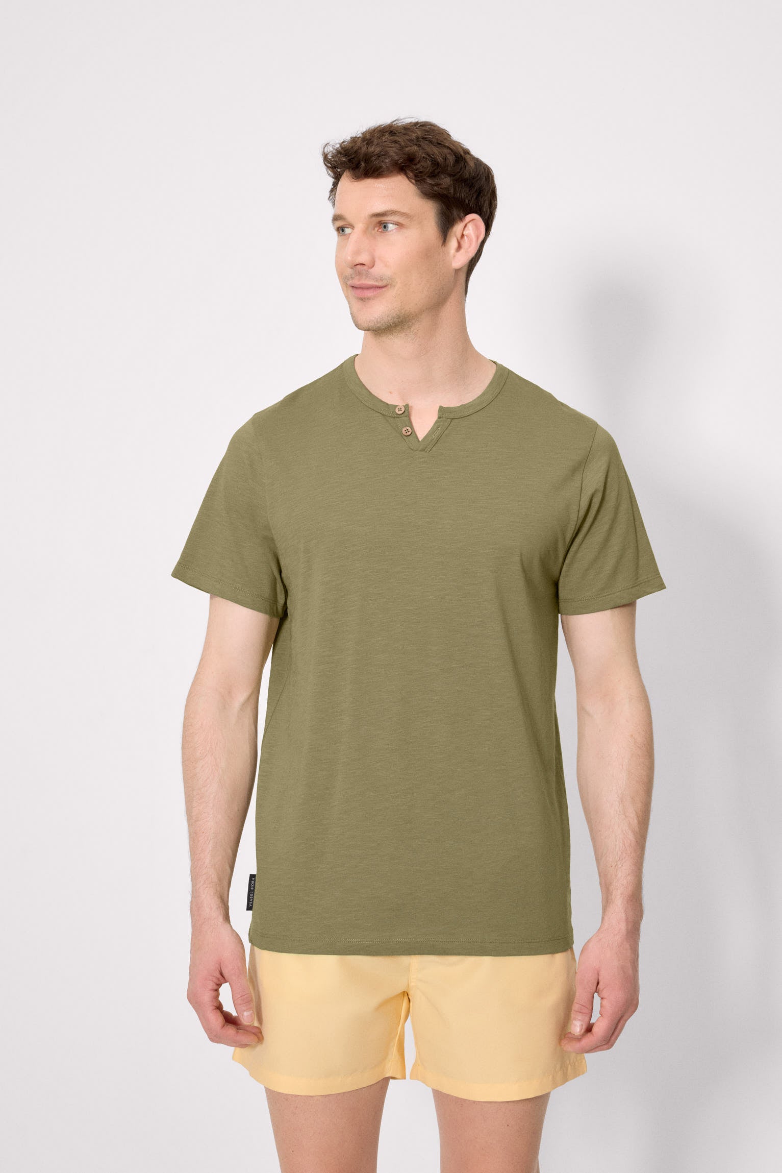 Camiseta básica de manga curta com gola henley na cor verde.