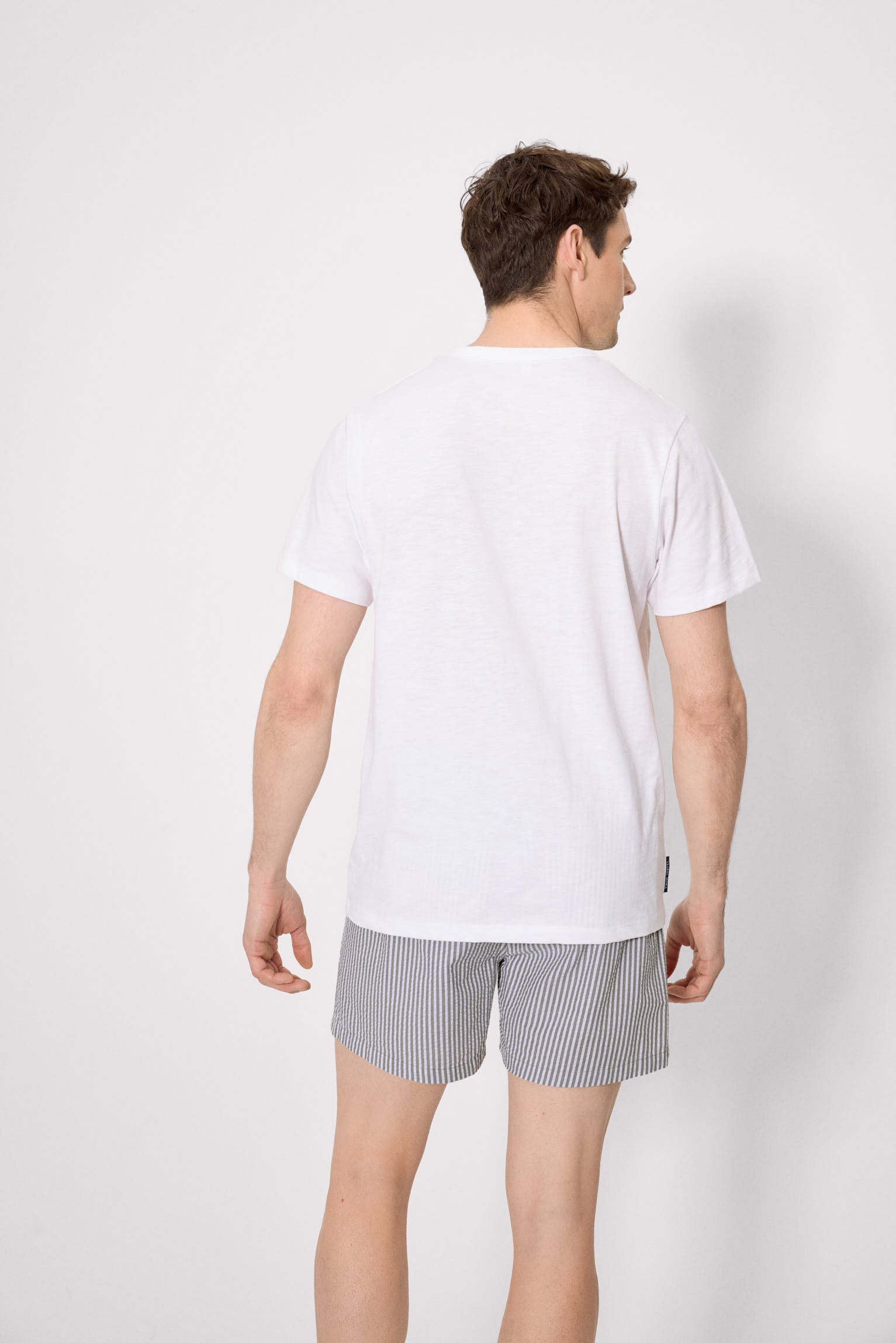 Camiseta básica de manga curta com gola alta, branca