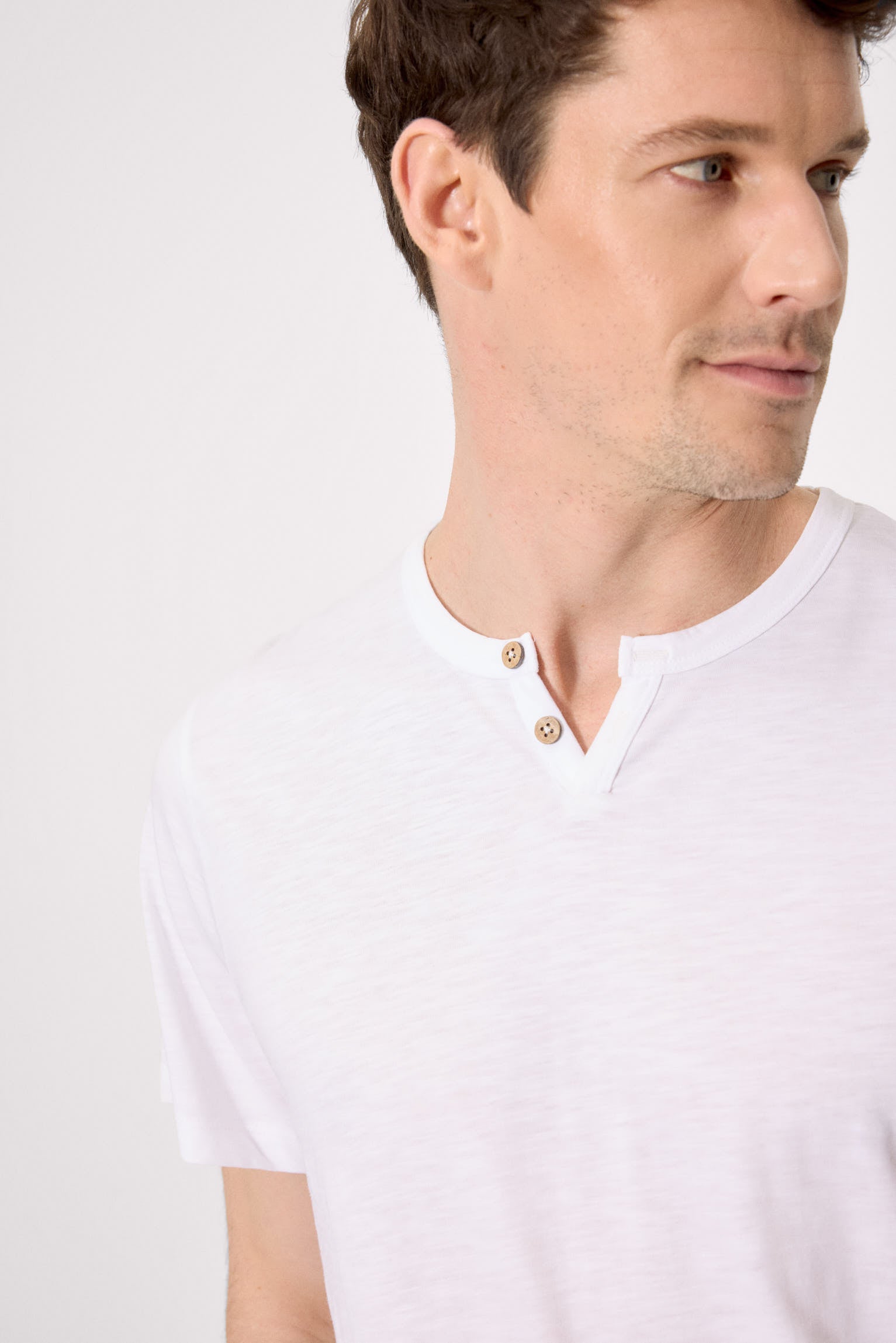 Camiseta básica de manga curta com gola alta, branca