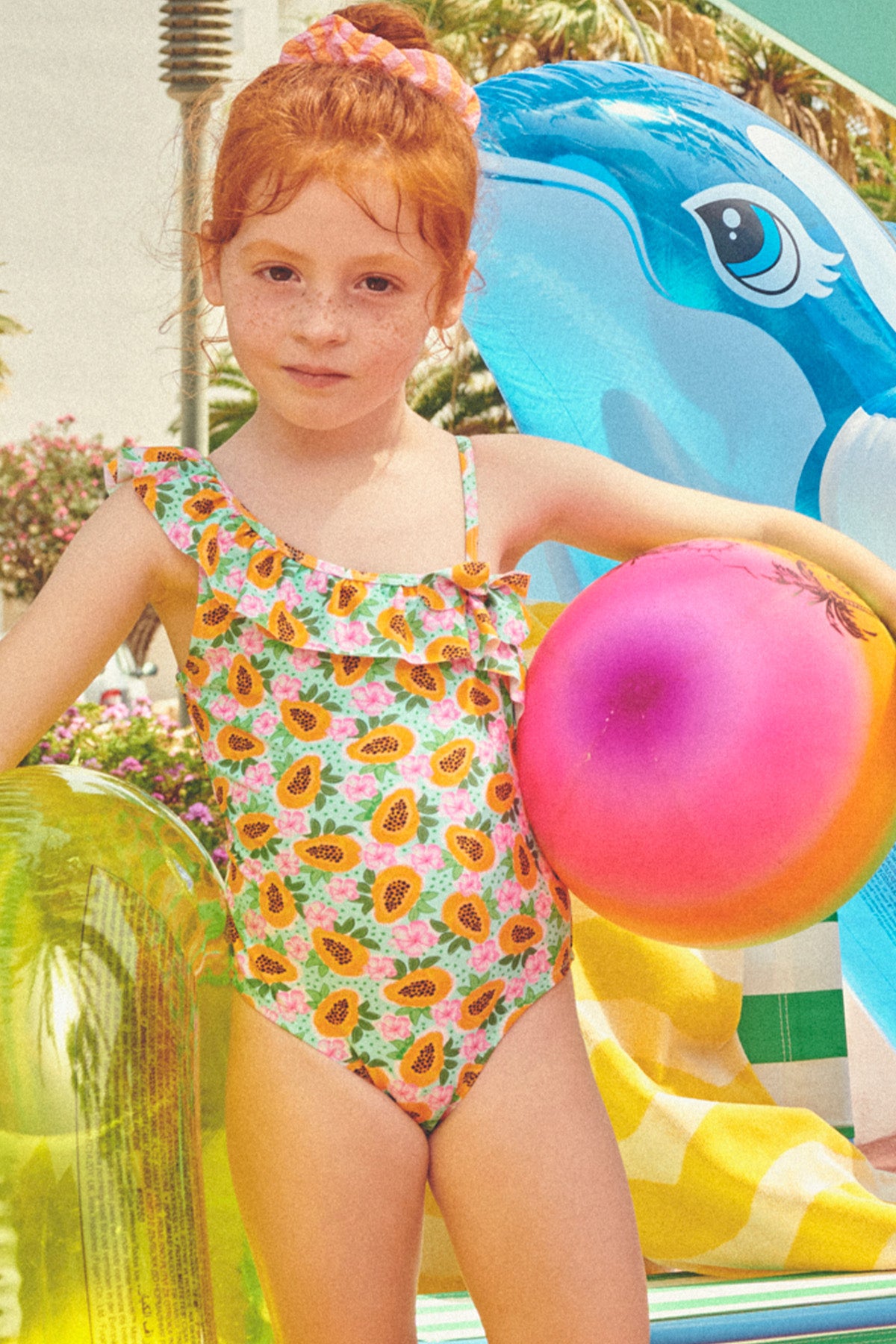 Fato de banho de menina com detalhe de laço estampado de mamão