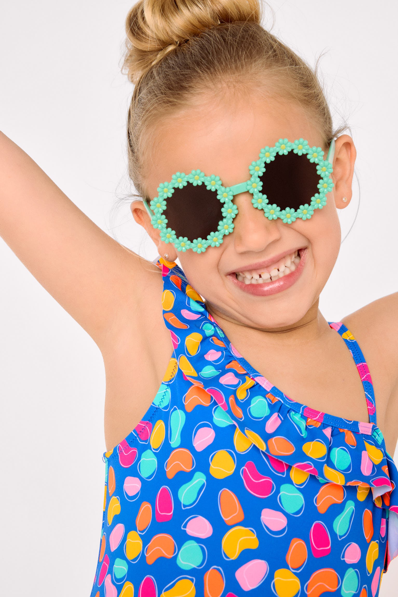 Maiô assimétrico infantil com detalhe de babado e recorte com estampa orgânica.