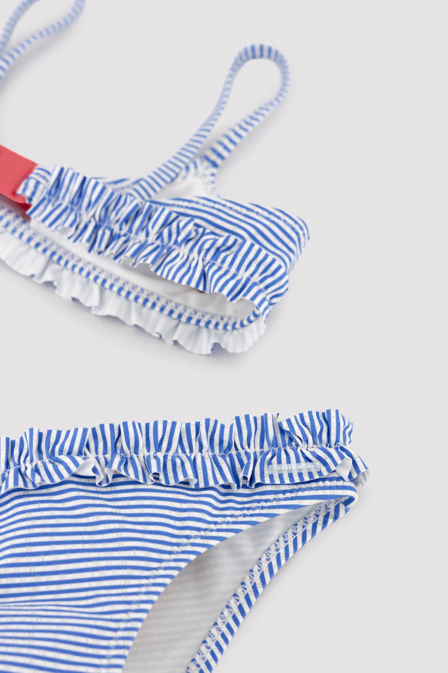 Biquíni infantil com detalhe de laço e franzido, estampa listrada